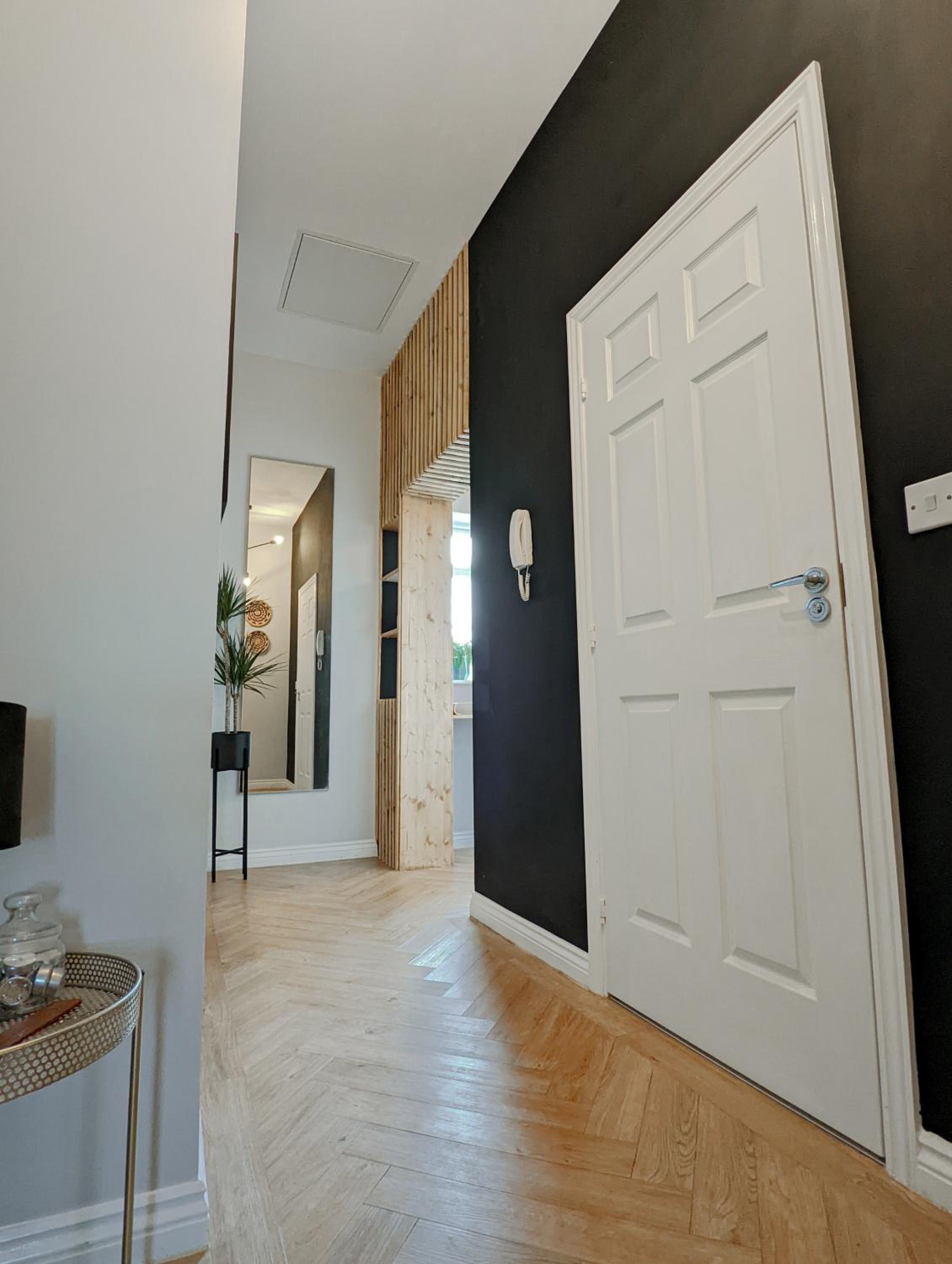 One-Bedroom Apartment photo 2