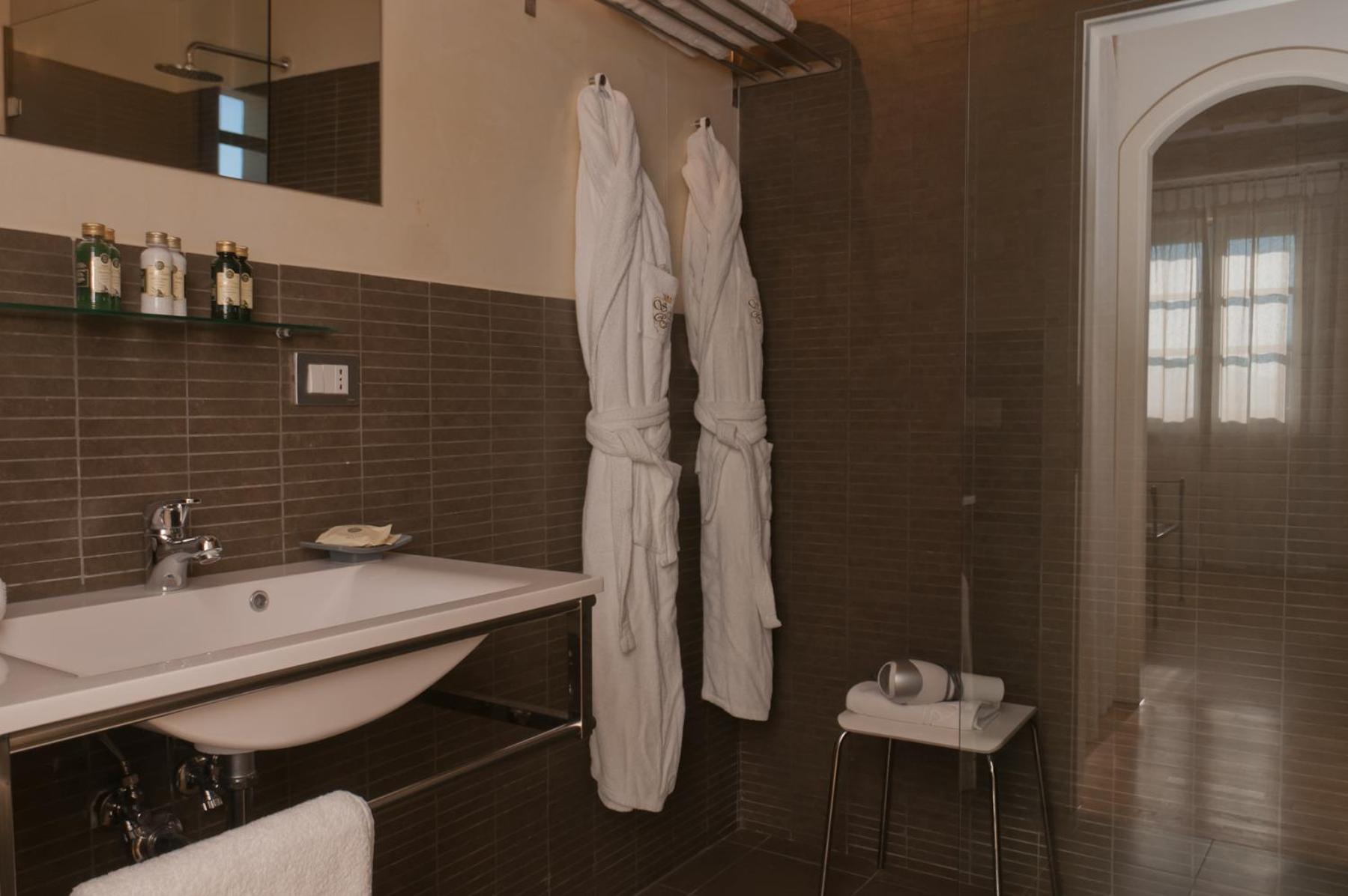Deluxe Double Room with Balcony photo 3
