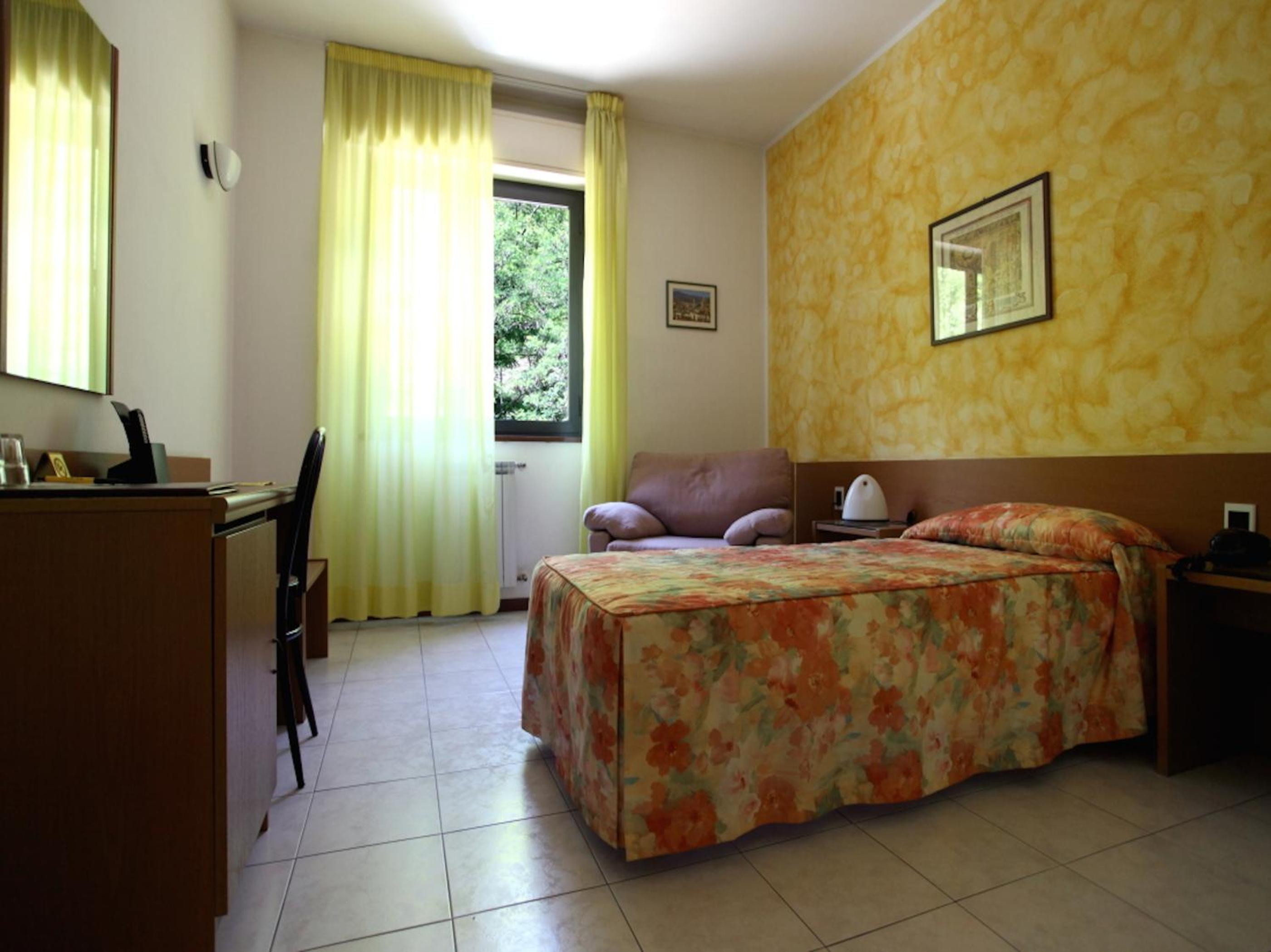 Double or Twin Room - Photo 5