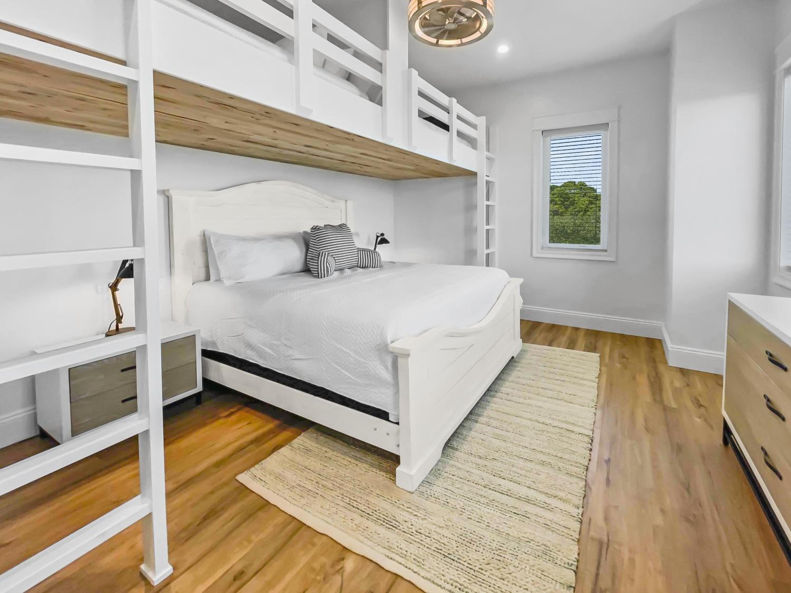 Seven-Bedroom House photo 3