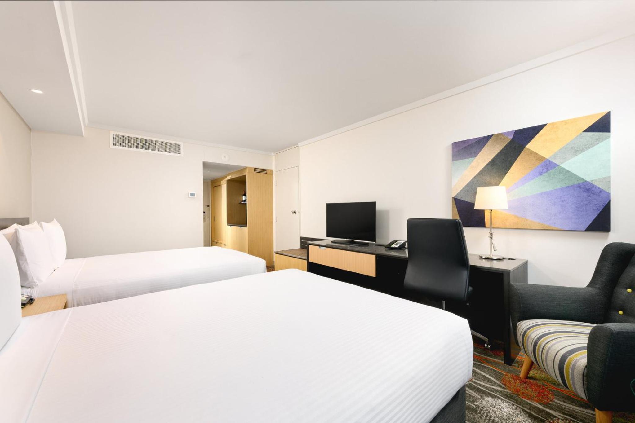 Standard Queen Room with Two Queen Beds - Photo 3