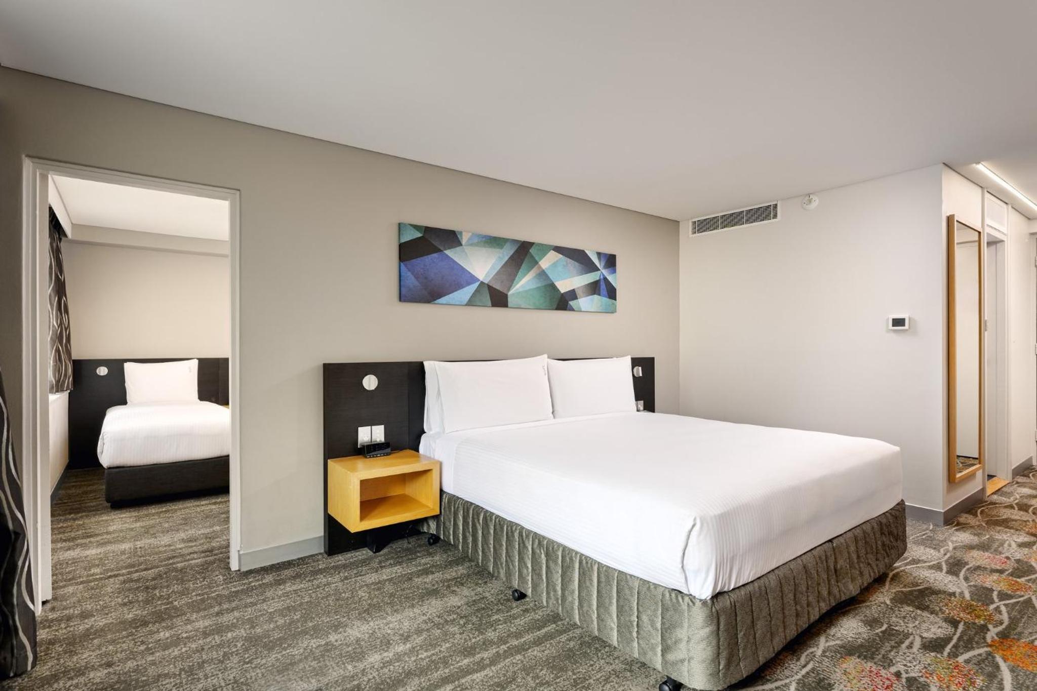 1 King 2 Single Beds Premium Room - Photo 4