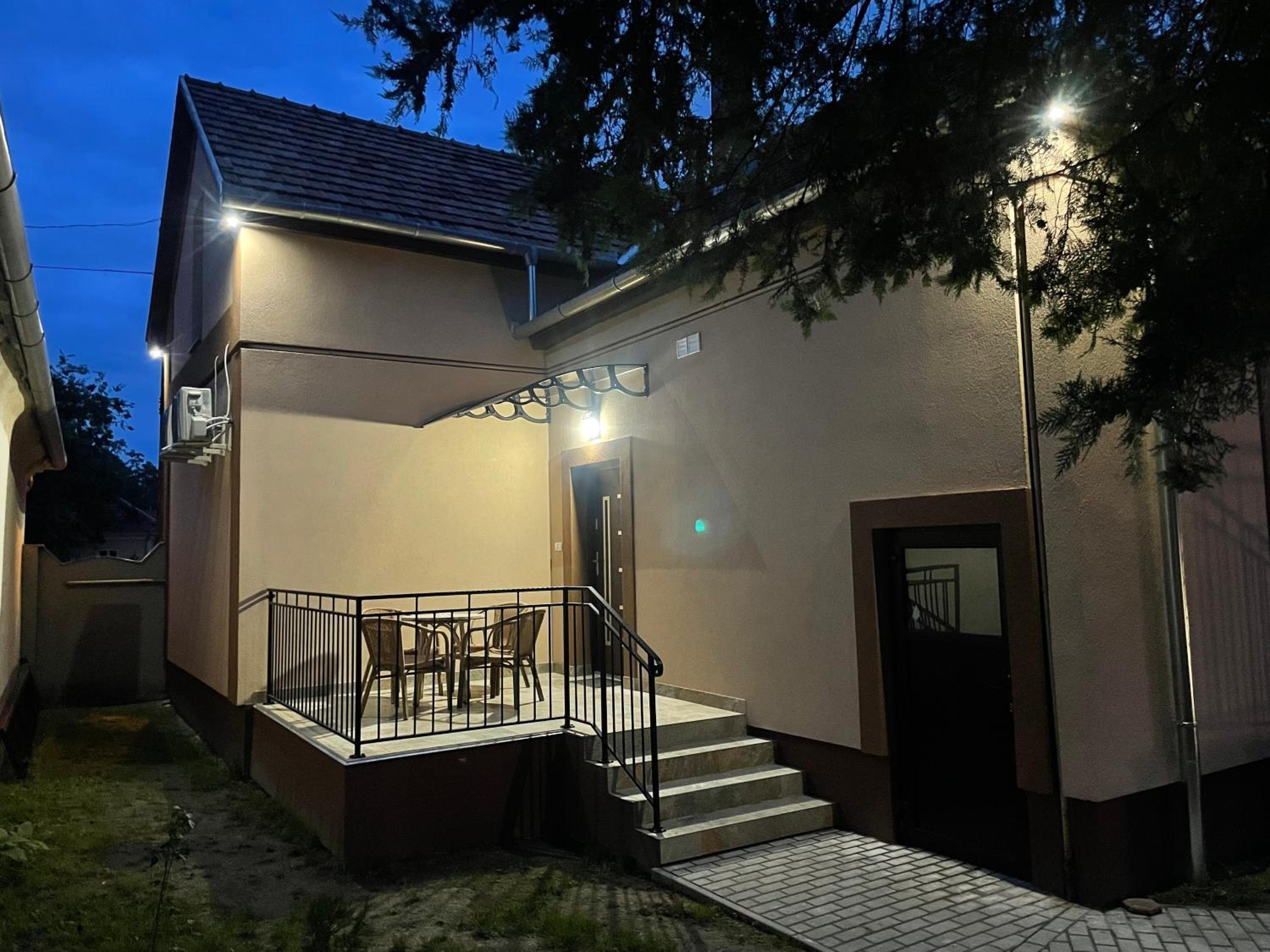 Apartment with Terrace - Photo 8