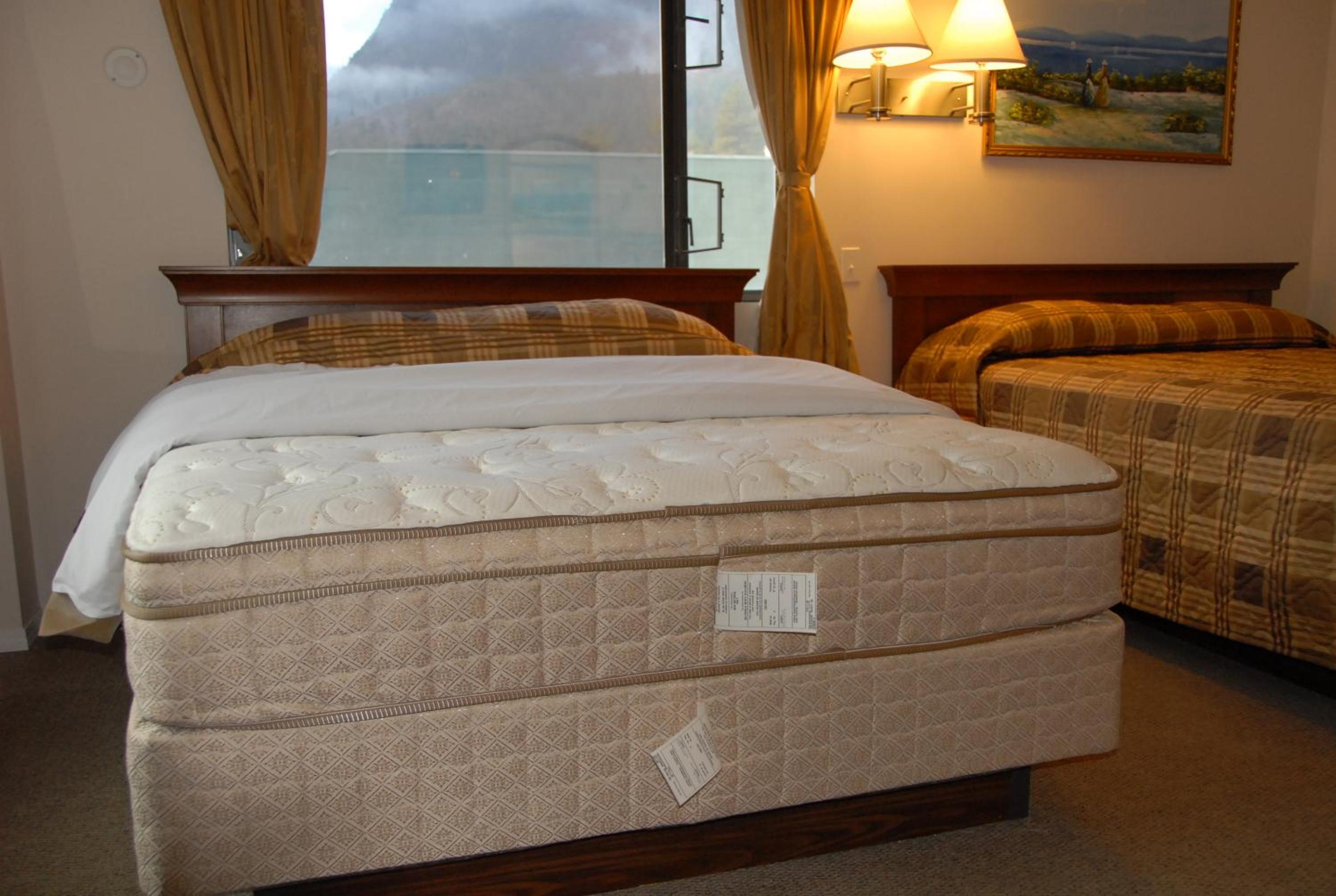 Queen Room with Two Queen Beds - Photo 3