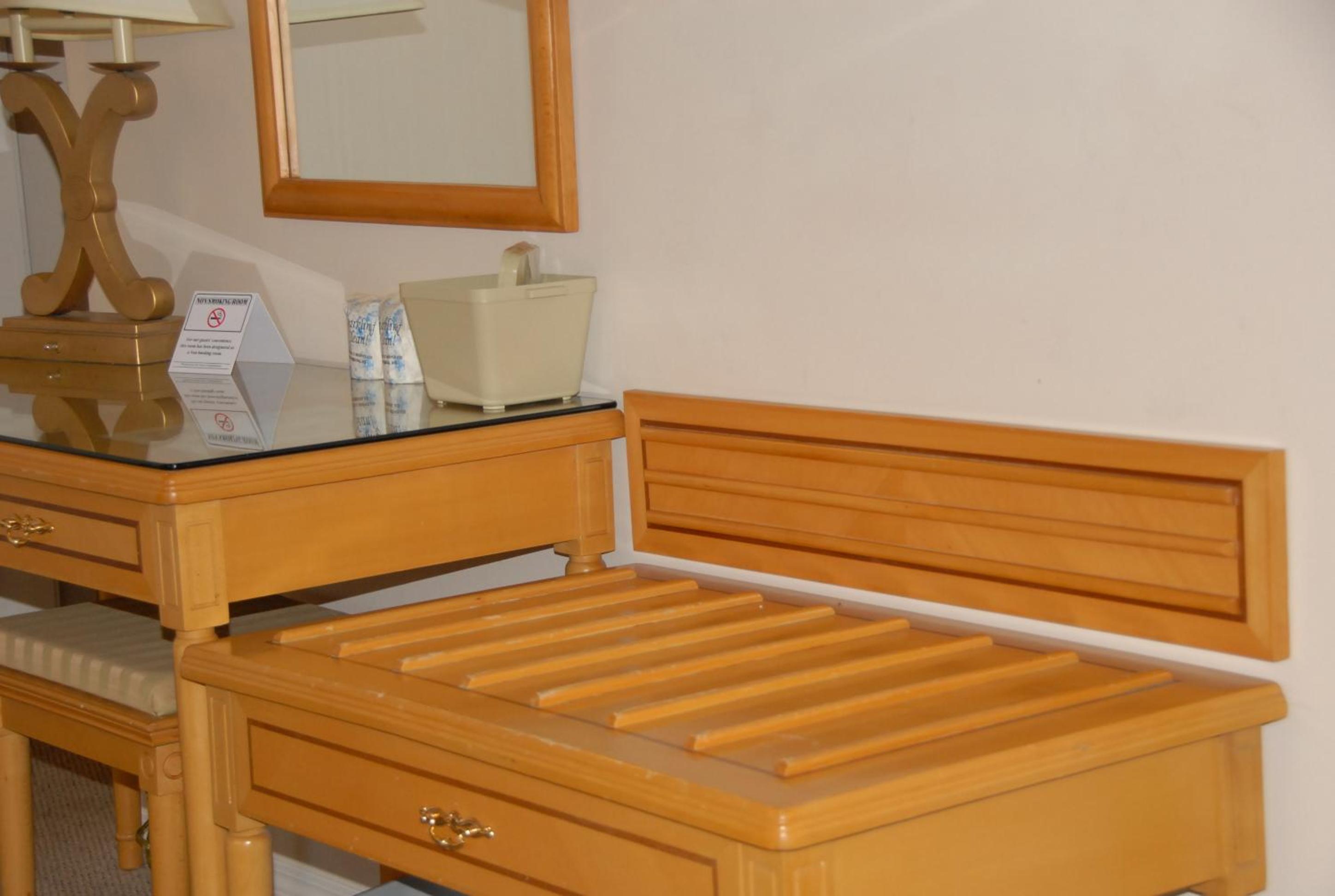 Queen Room with Two Queen Beds - Photo 2