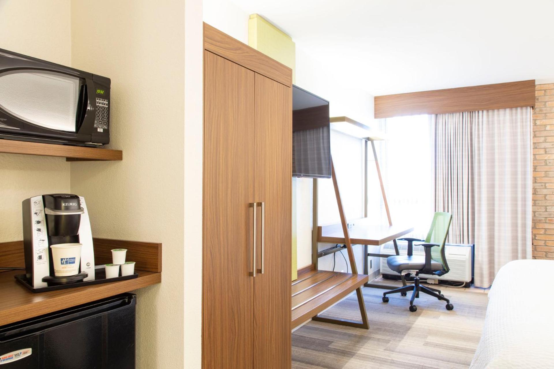 Standard King Room - Photo 9