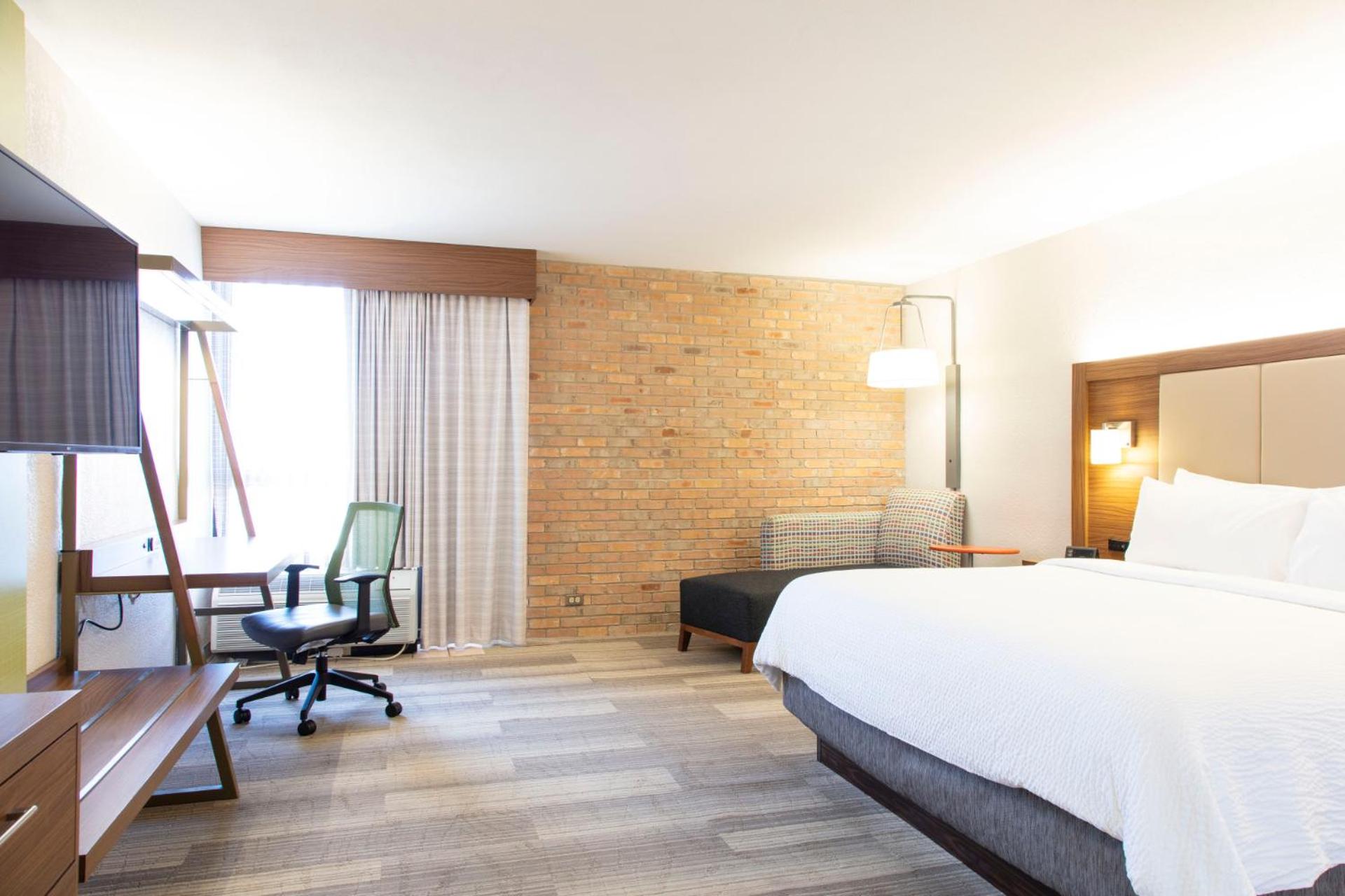 Standard King Room with Extra Space - Photo 7