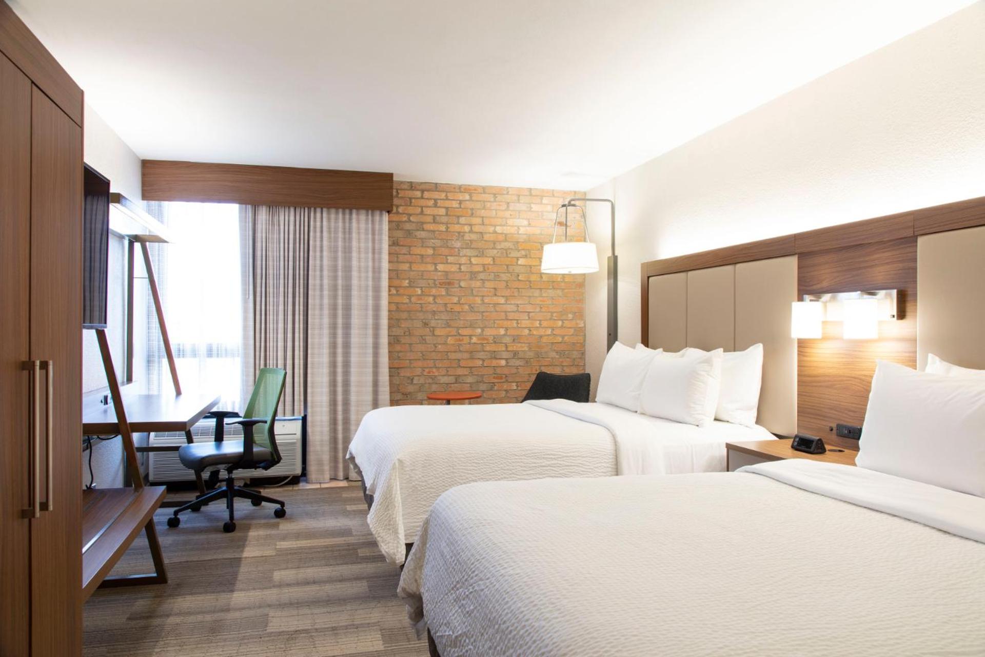 Standard Queen Room with Two Queen Beds - Photo 3