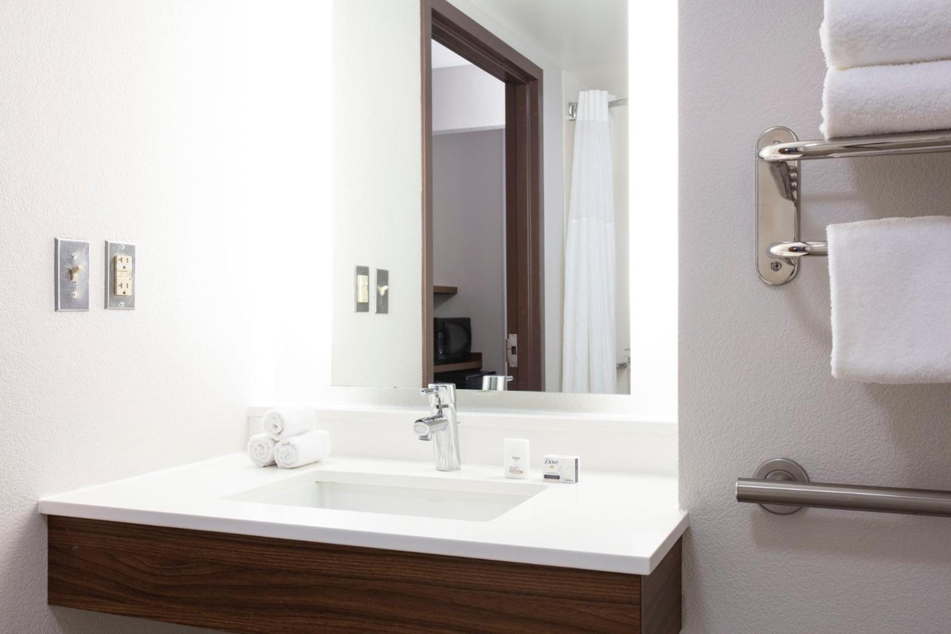King Room - Mobility Access/Hearing Accessible - Photo 8