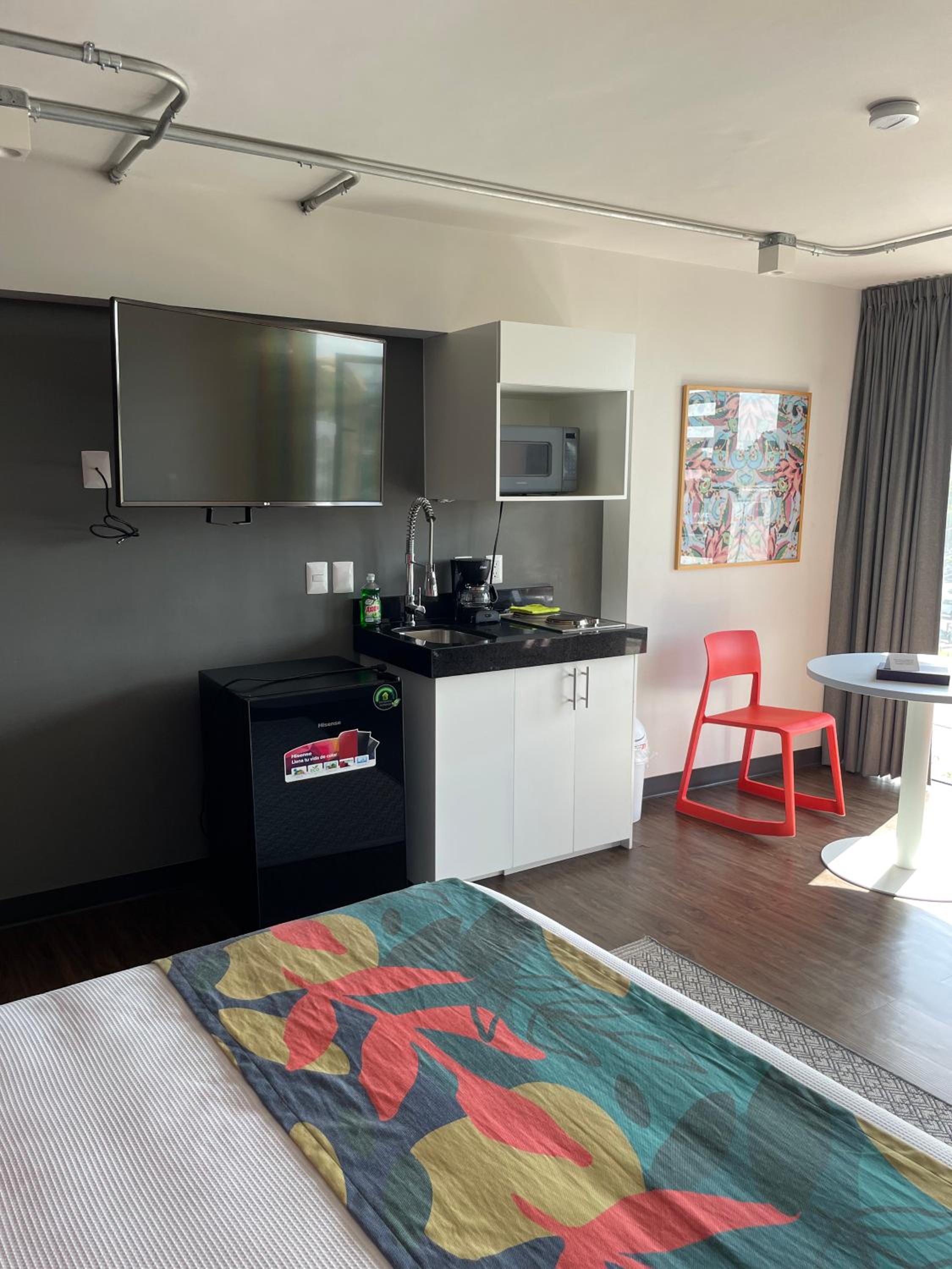 One-Bedroom Apartment - Photo 2