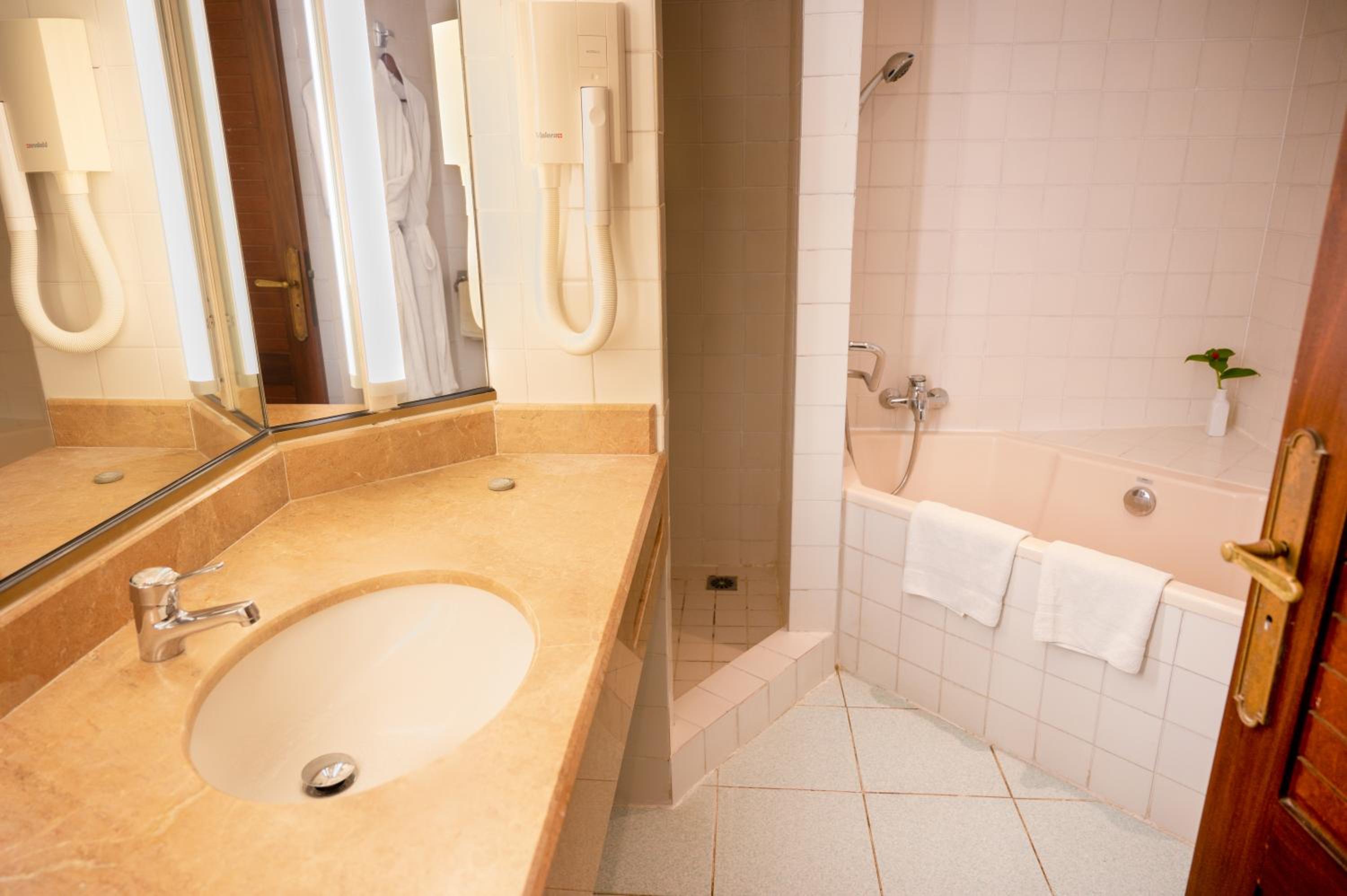 Suite with Sea View - Photo 3