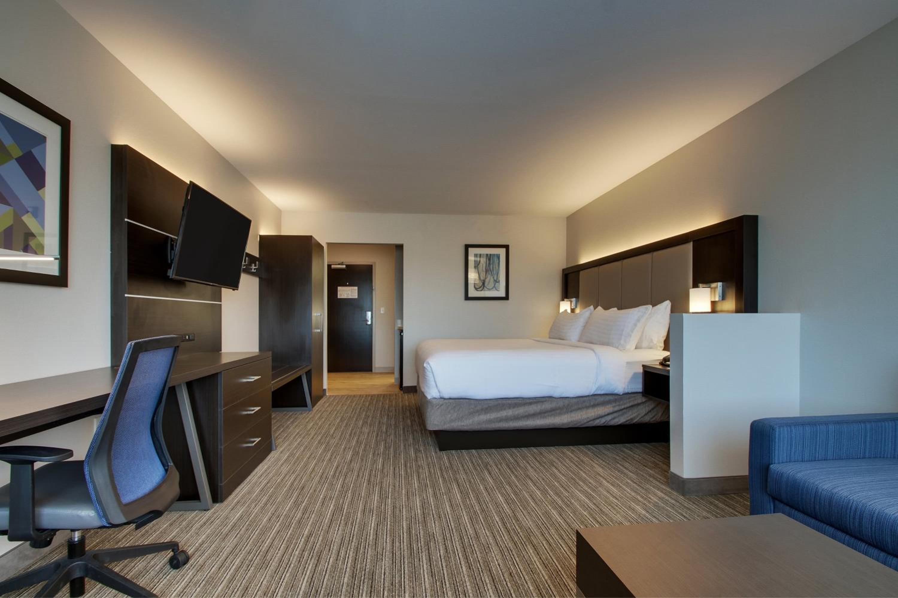 King Suite with Mobility Accessible Roll-In Shower photo 1