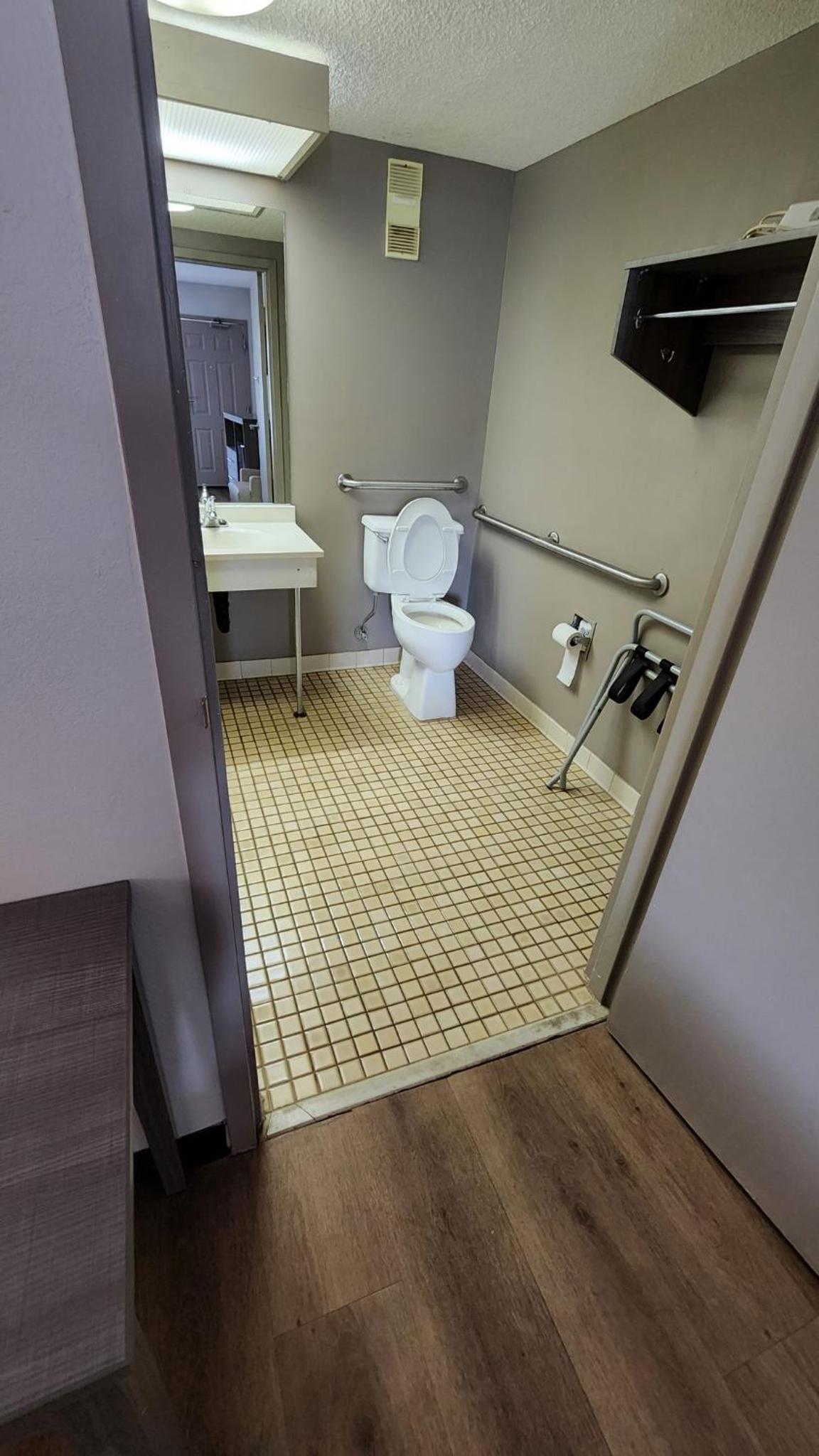 Superior King Room Disability Access Roll-In Shower Smoke Free - Photo 2