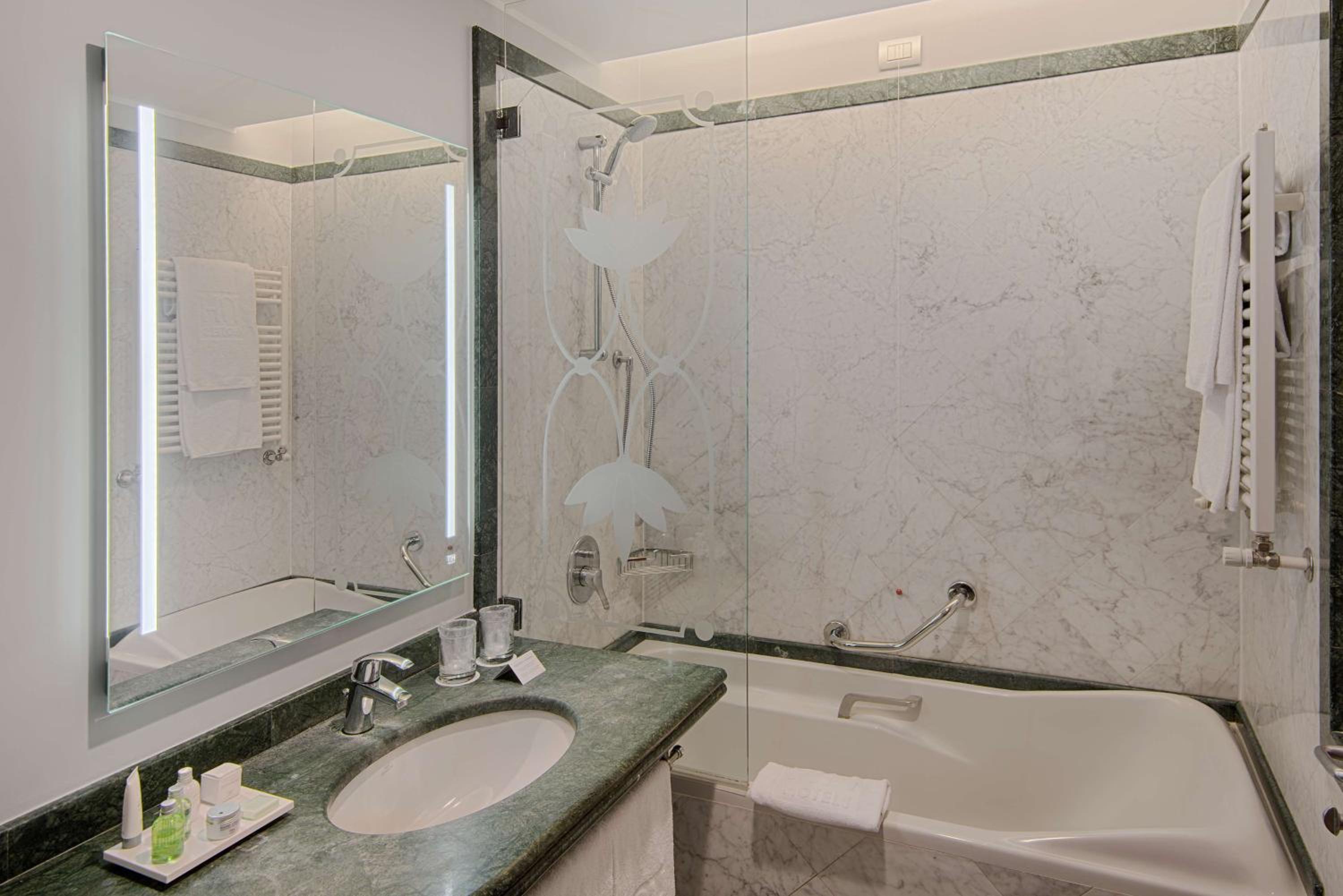 Standard Double or Twin Room - Photo 4