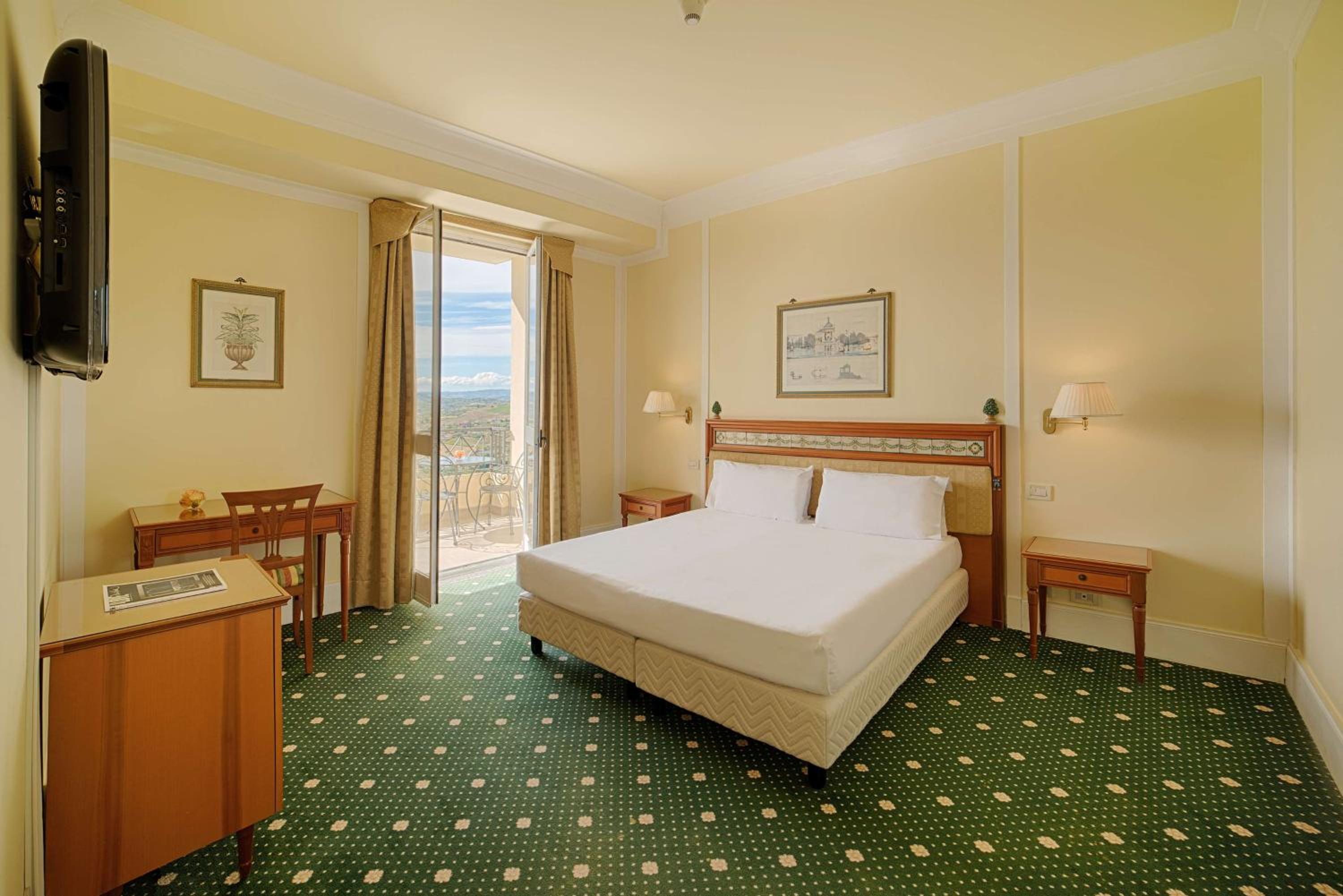 Standard Double or Twin Room with Terrace - Photo 5