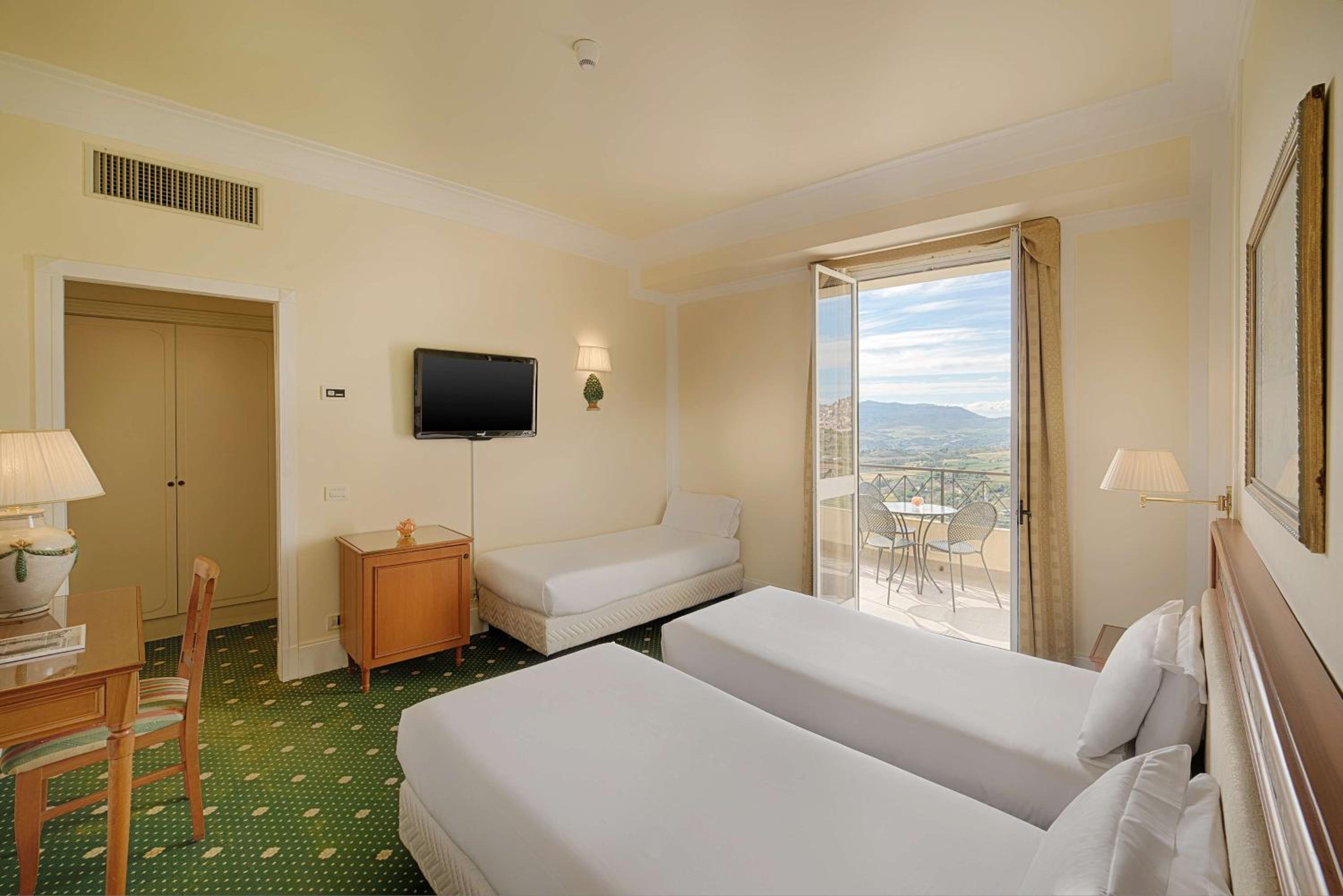 Familiy Triple Room with Terrace - Photo 2