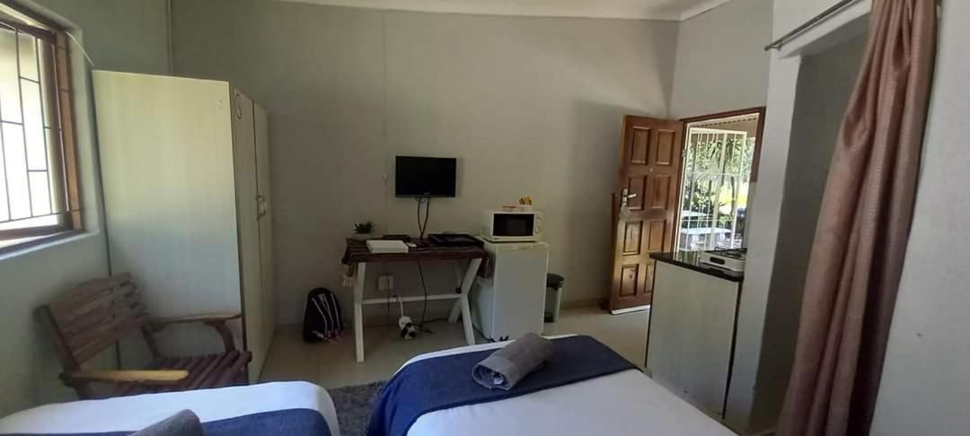 Small Self-catering Twin Room - Photo 4