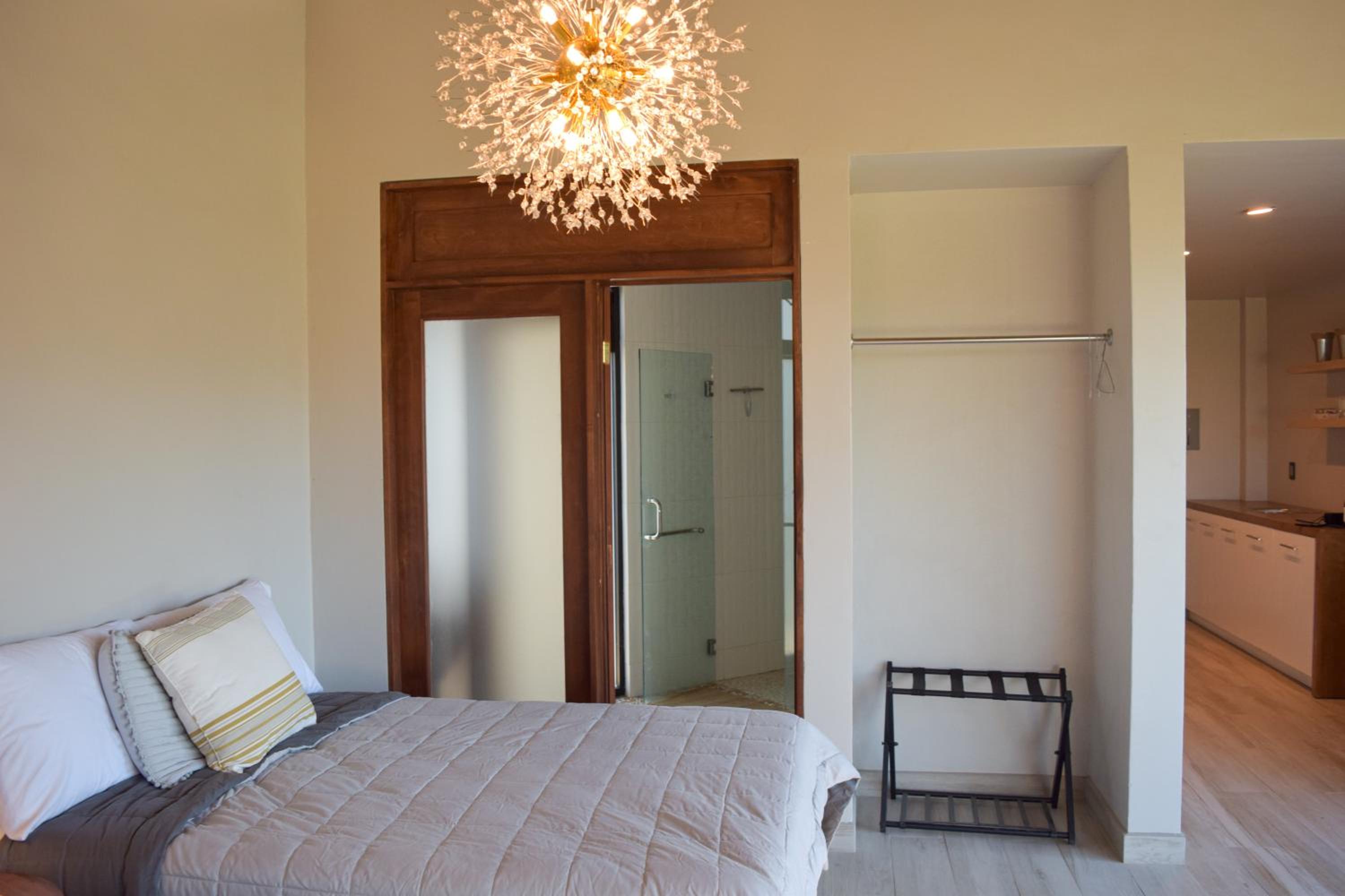 Twin Room with Private Bathroom - Photo 10