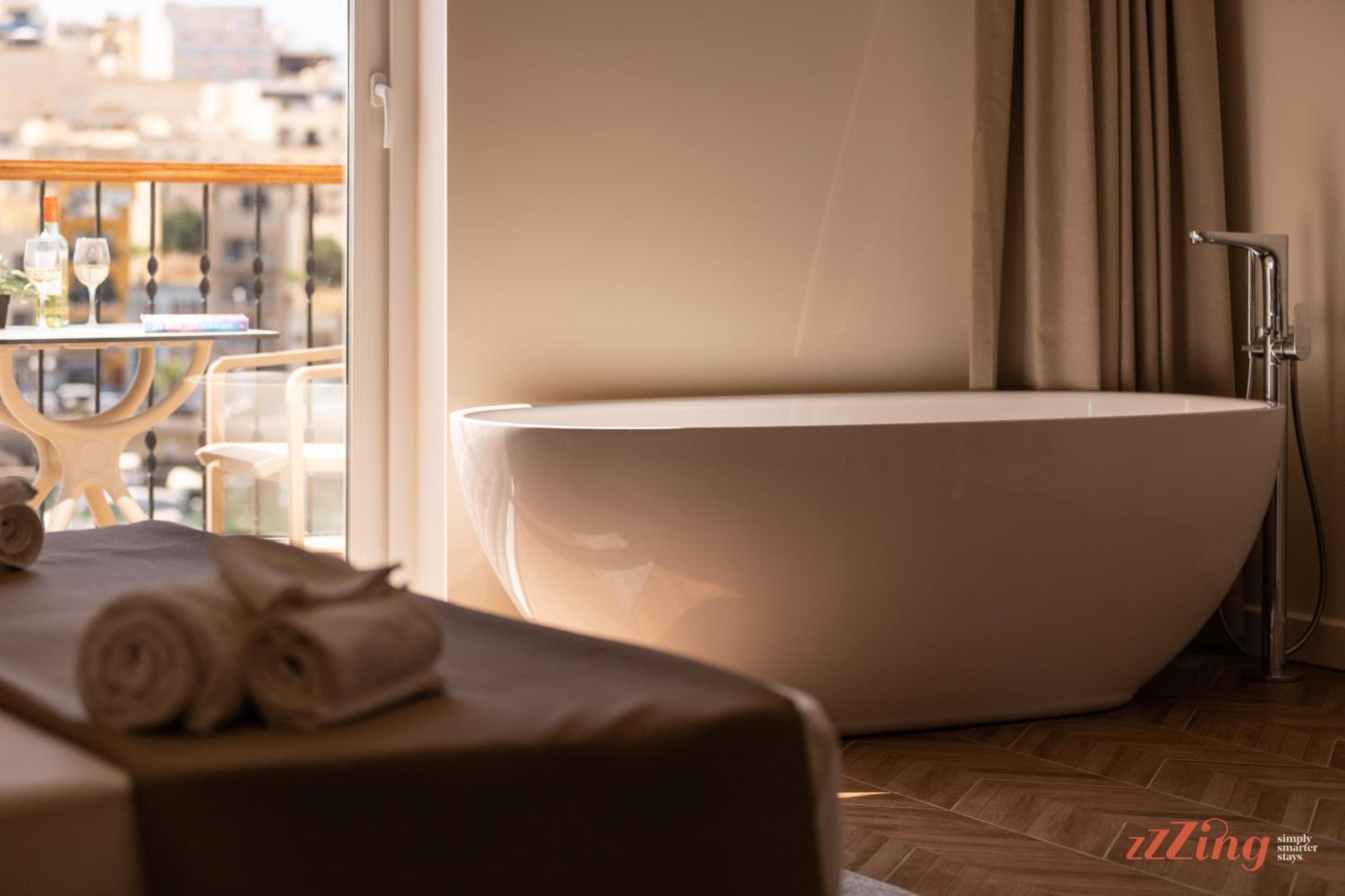 Superior Suite with Sea View - Photo 3