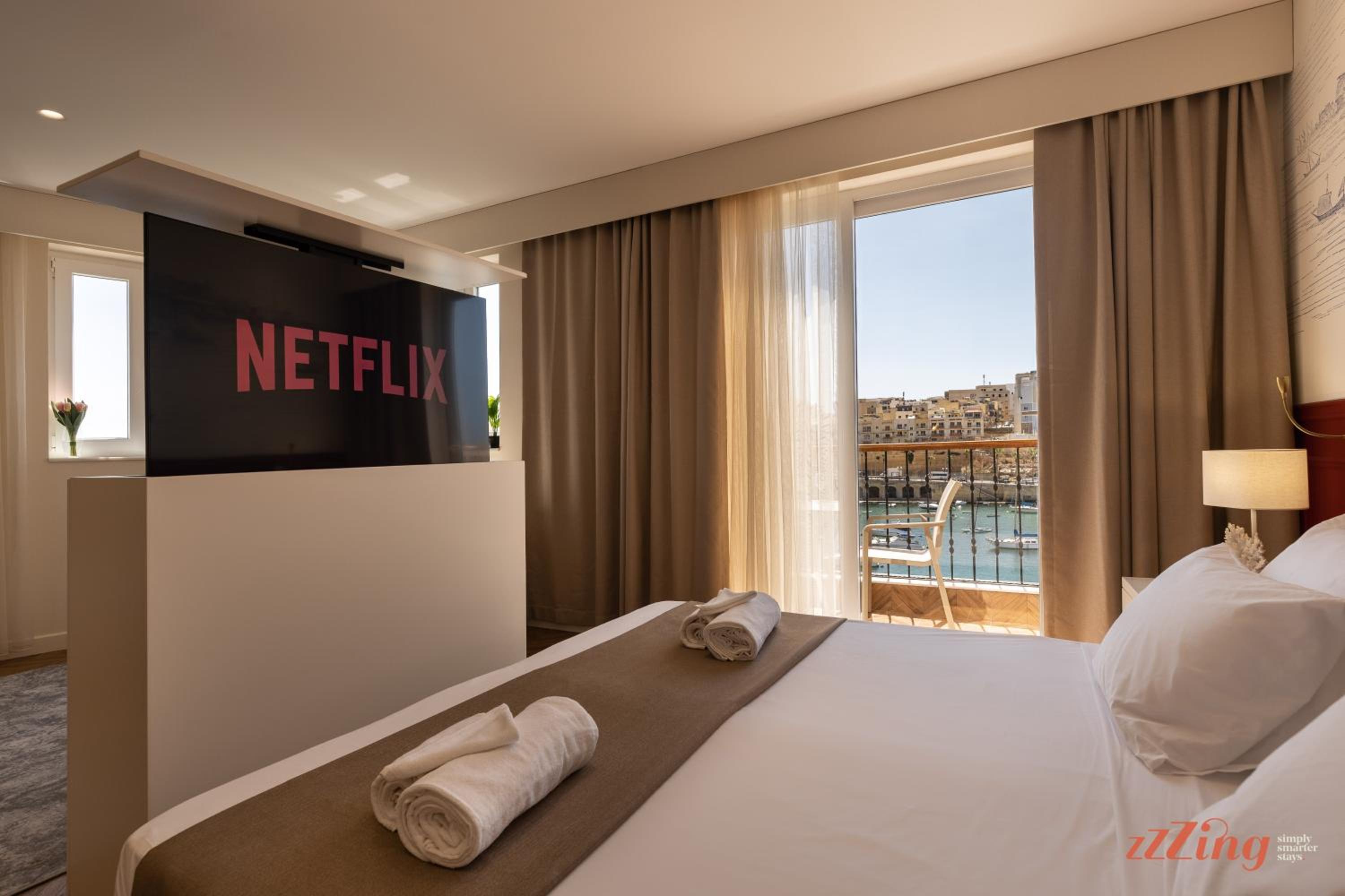 Superior Suite with Sea View - Photo 11
