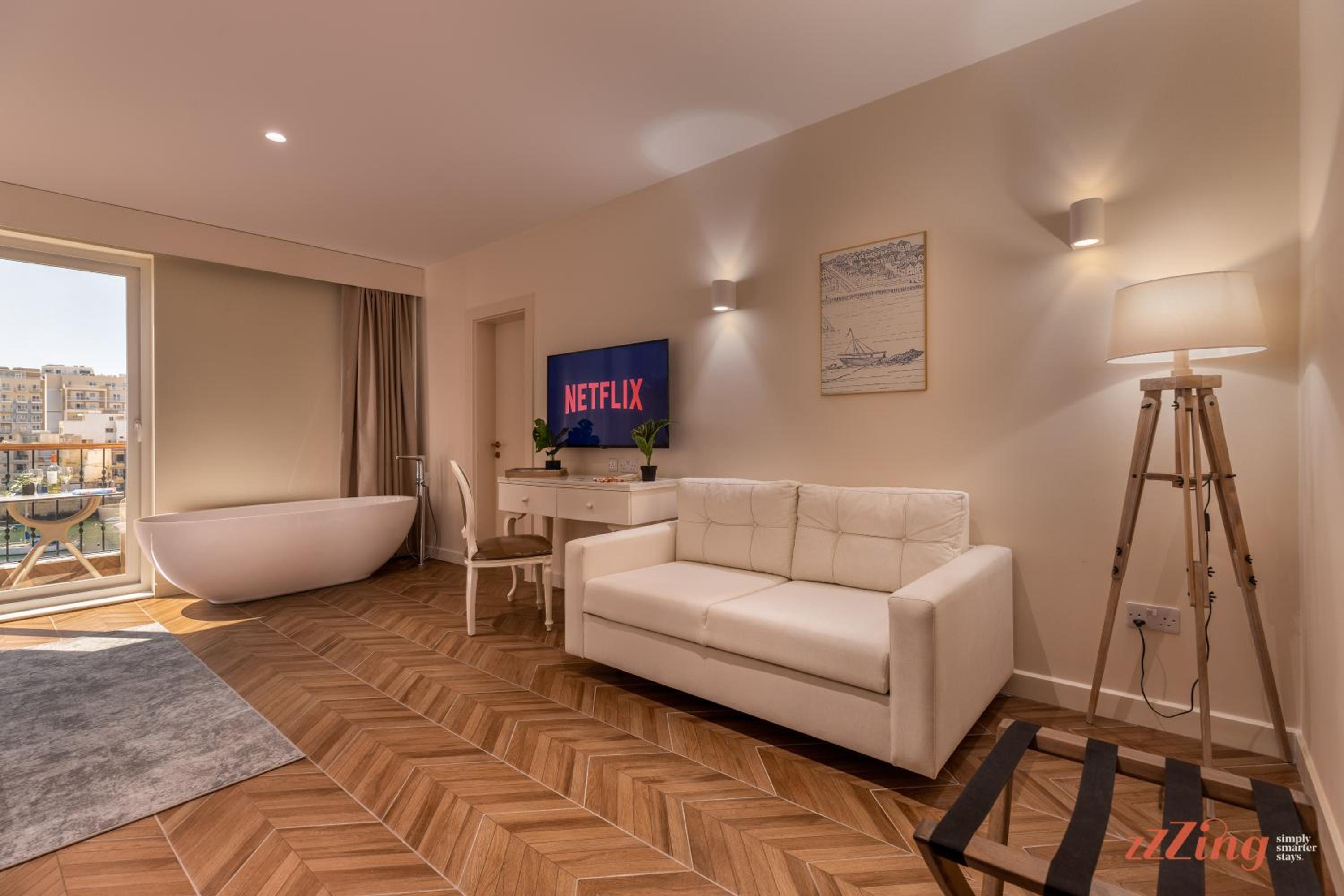 Superior Suite with Sea View - Photo 8