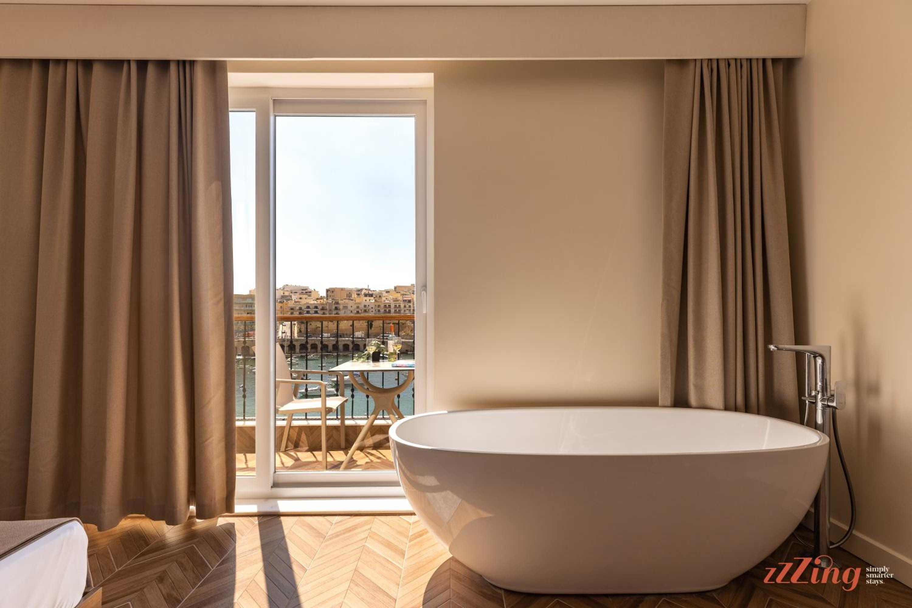 Superior Suite with Sea View - Photo 12