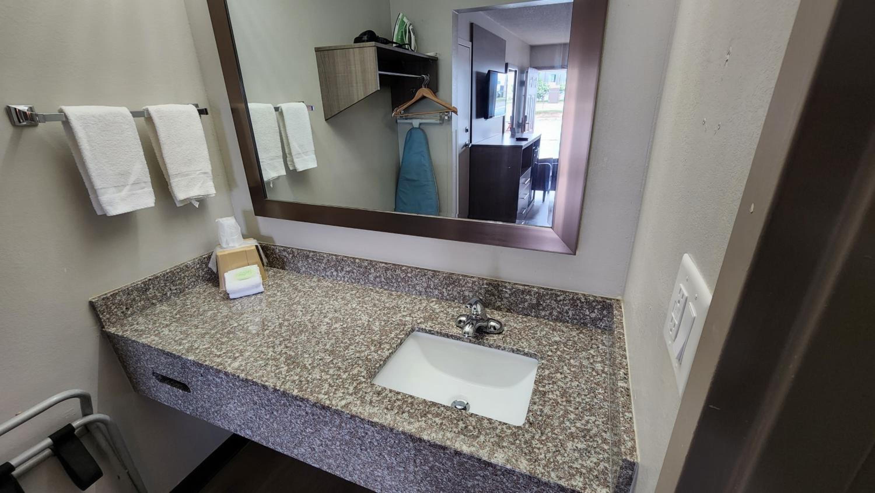 Deluxe Room with Two Double Beds Smoke Free - Photo 3