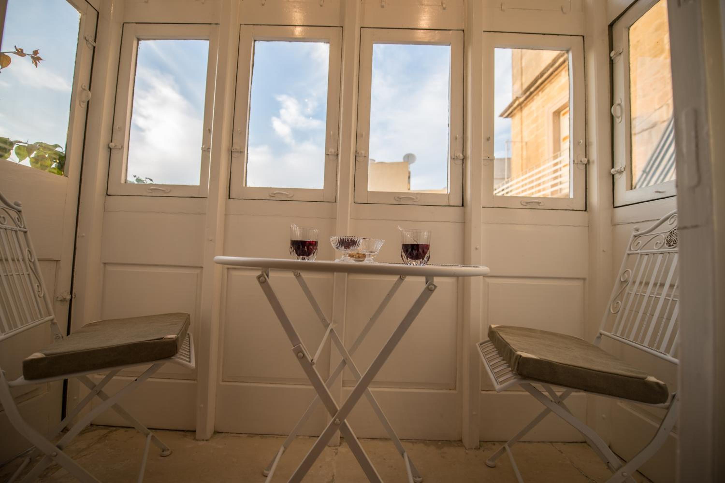 Deluxe Double Room with Balcony - Photo 4