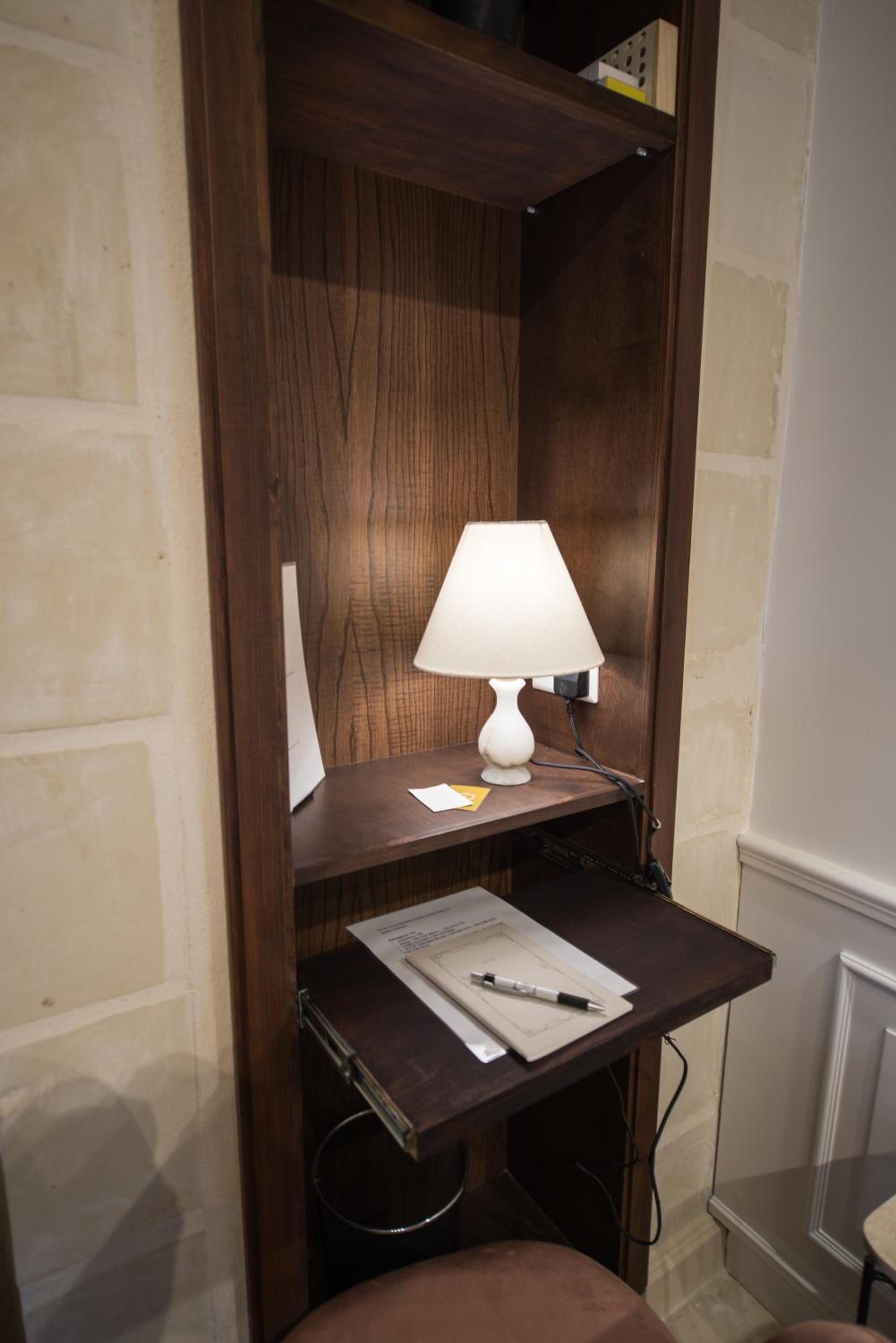 Deluxe Double Room with Balcony - Photo 19