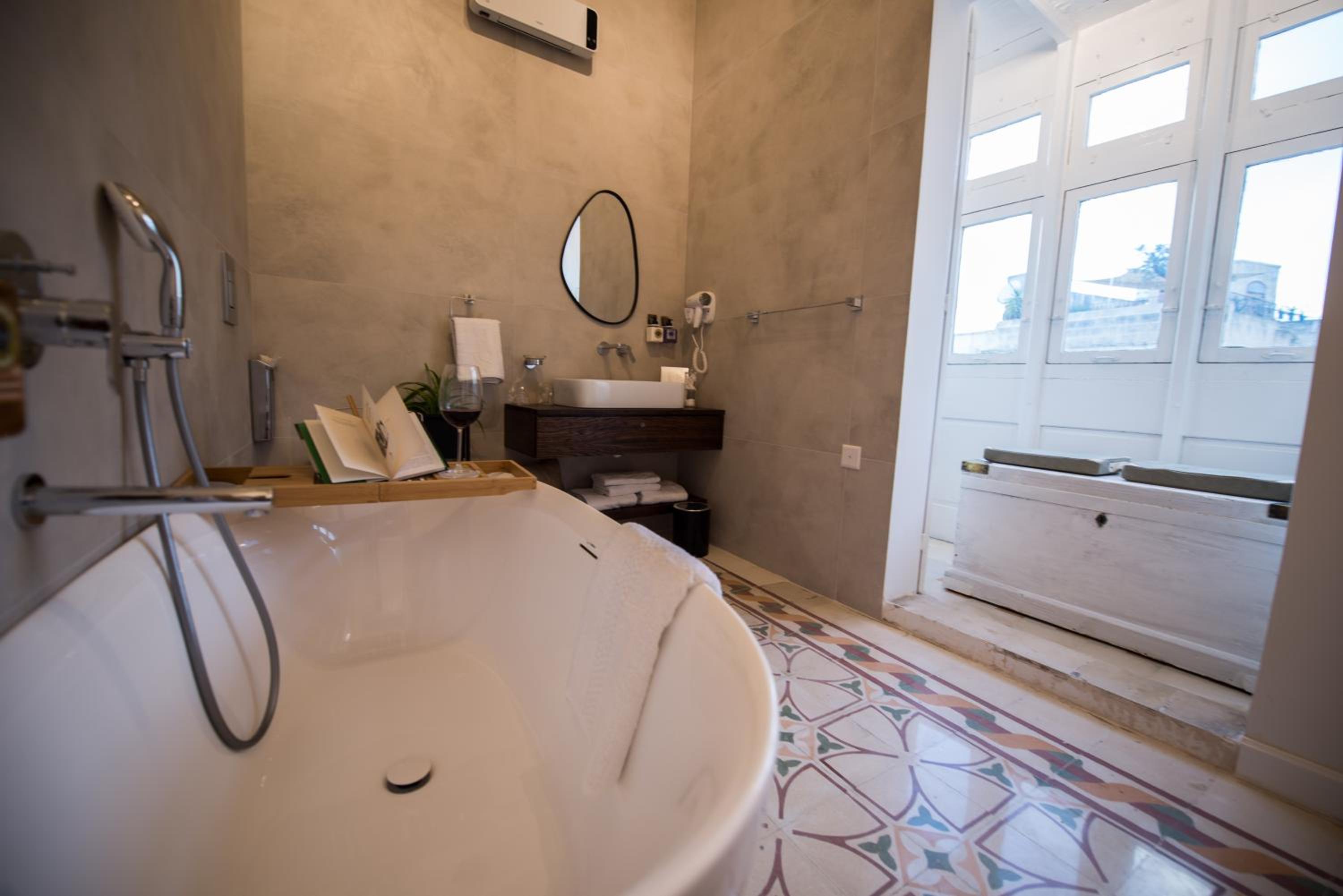 Deluxe Double Room with Balcony - Photo 14