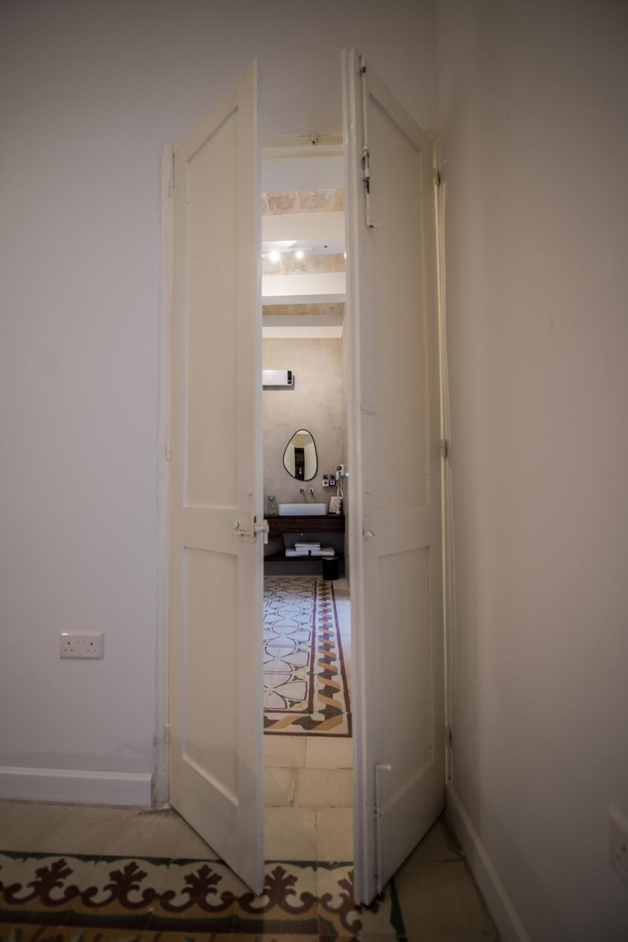 Deluxe Double Room with Balcony - Photo 13