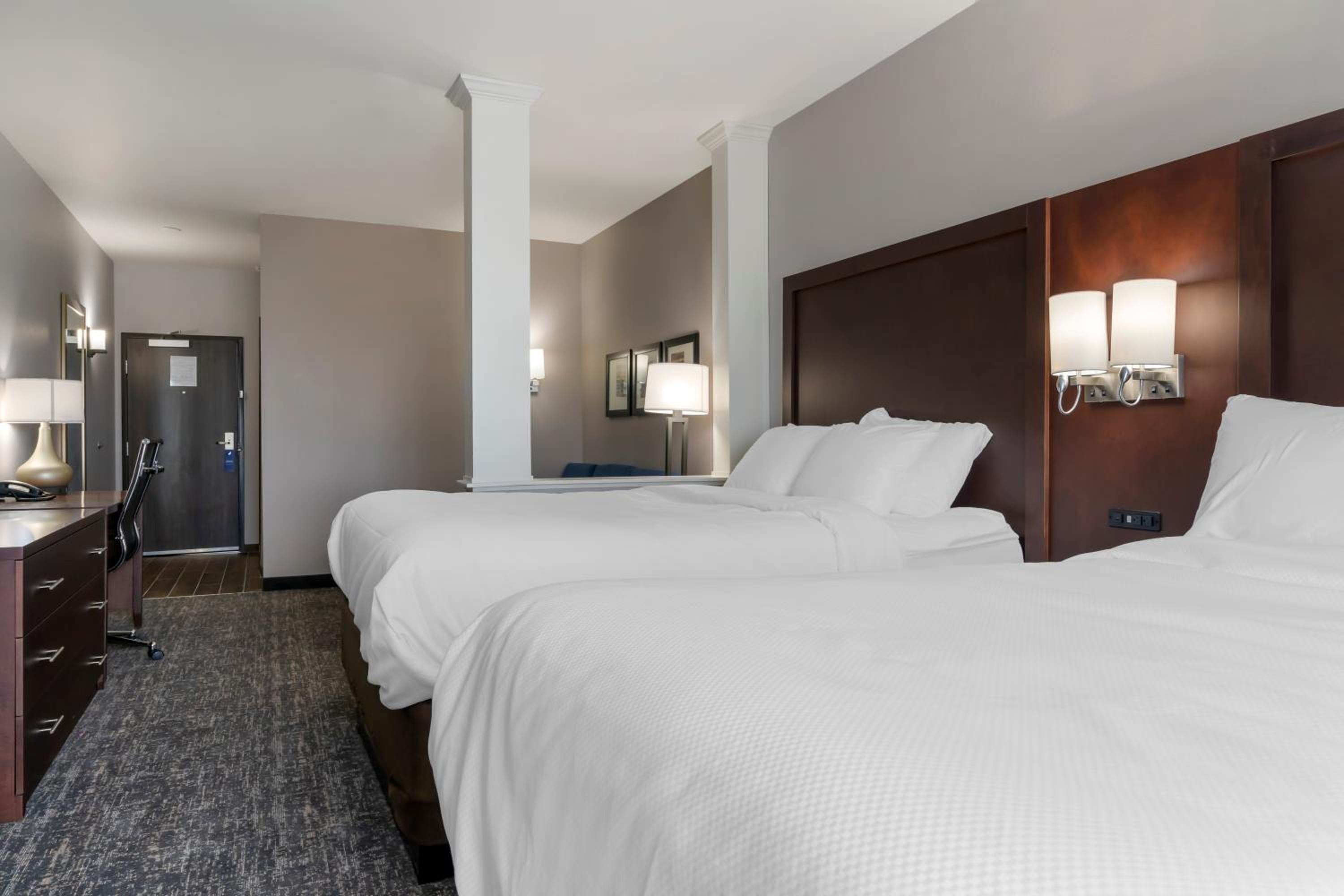 Queen Suite with Two Queen Beds and Sofa Bed - Non Smoking