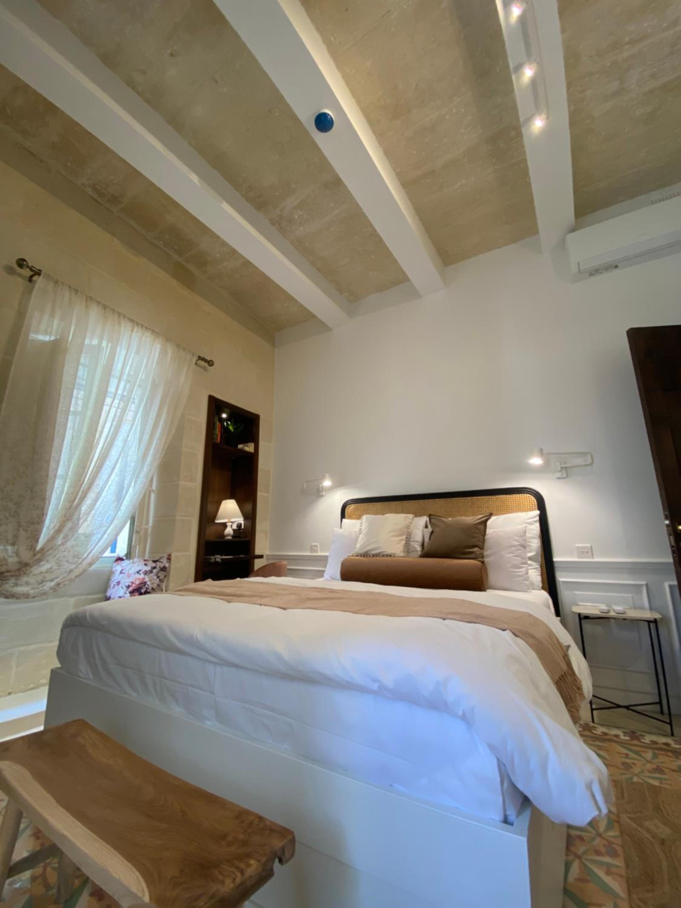 Deluxe Double Room with Balcony - Photo 10