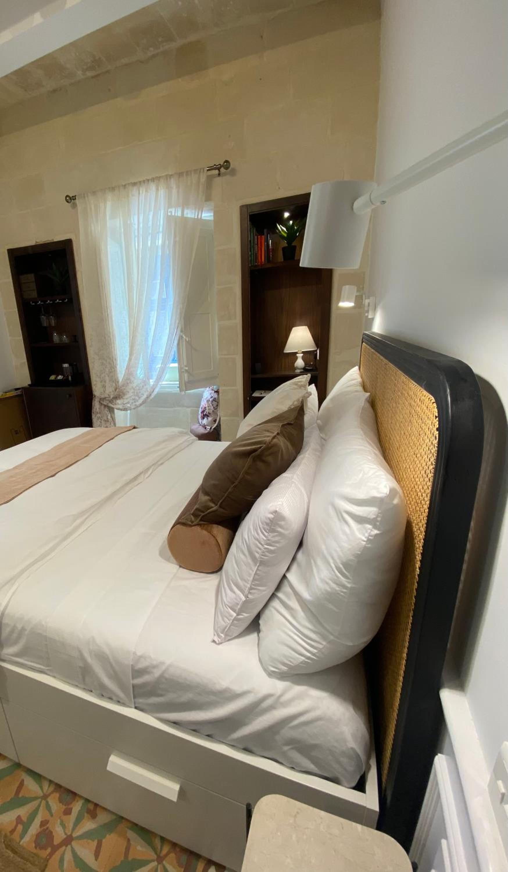 Deluxe Double Room with Balcony - Photo 7