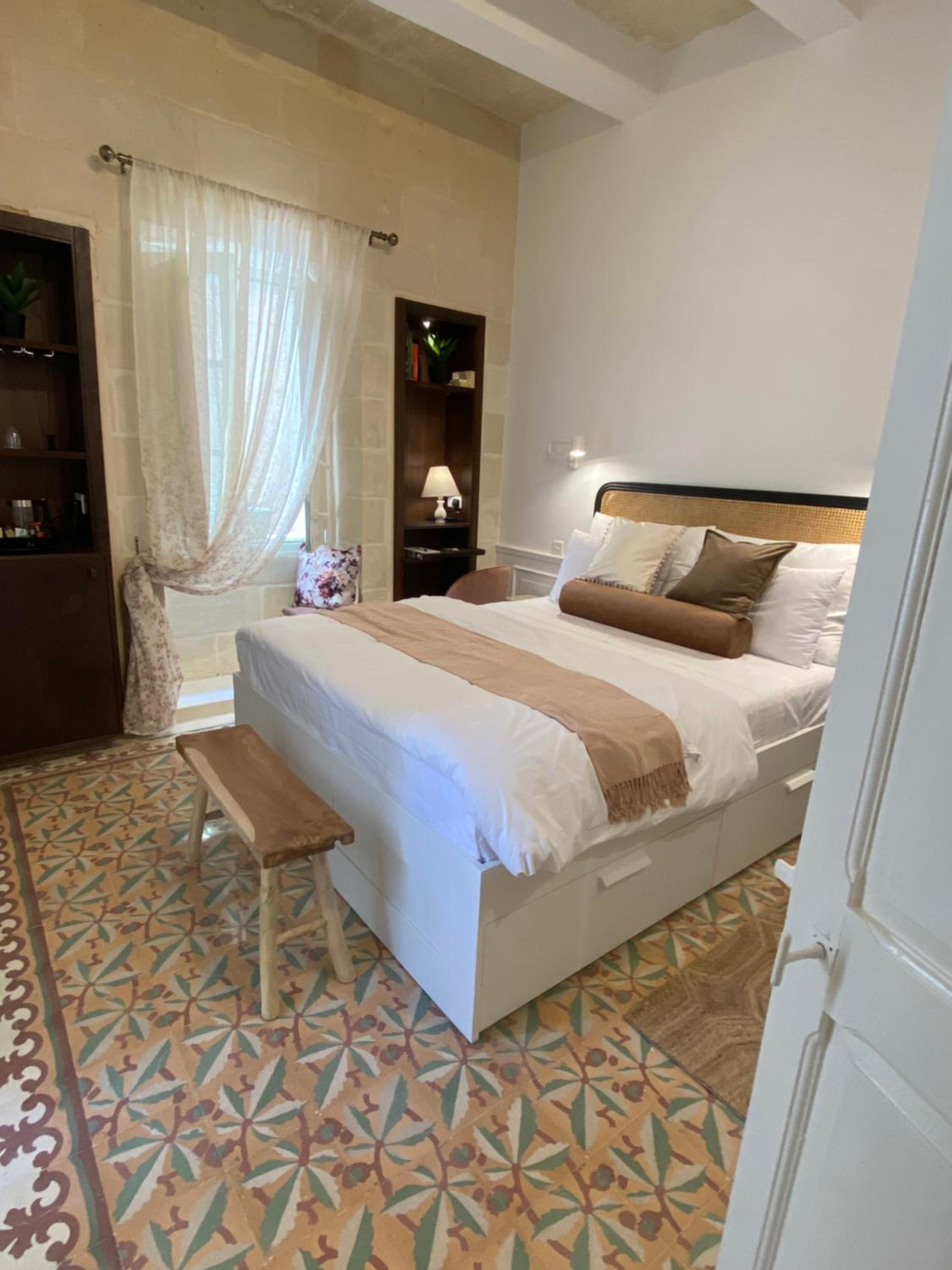 Deluxe Double Room with Balcony - Photo 5