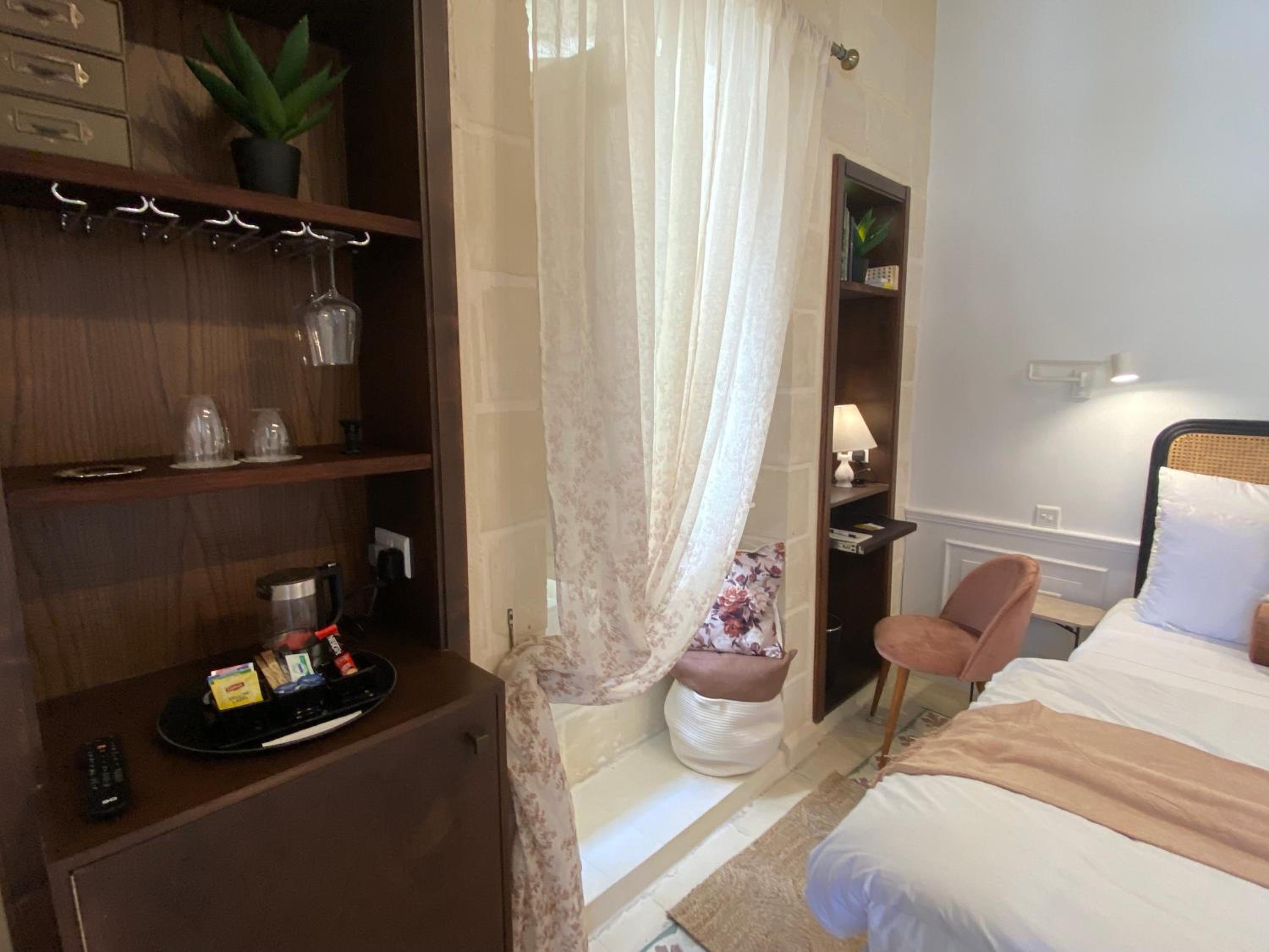 Deluxe Double Room with Balcony - Photo 21