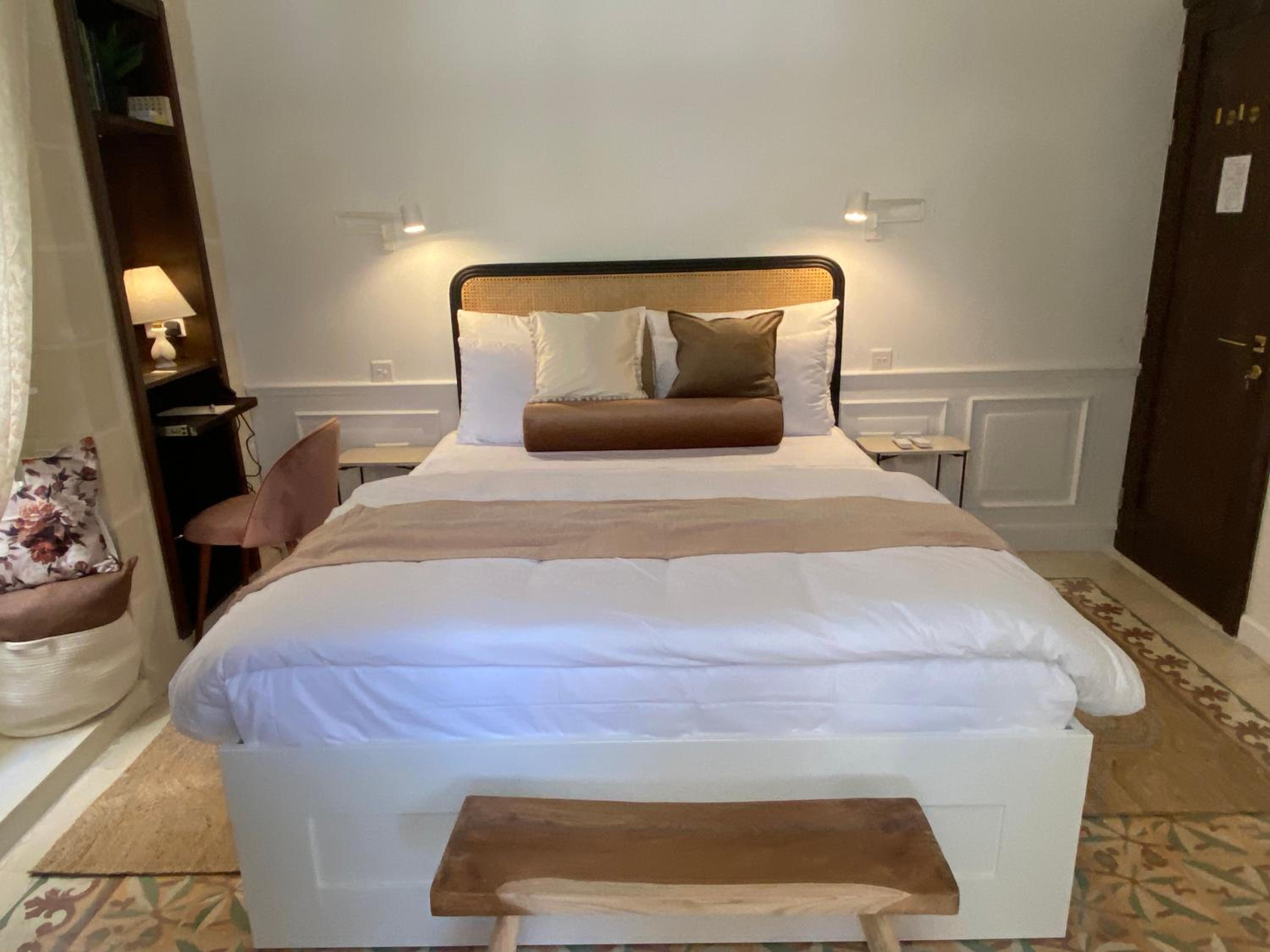 Deluxe Double Room with Balcony - Photo 20
