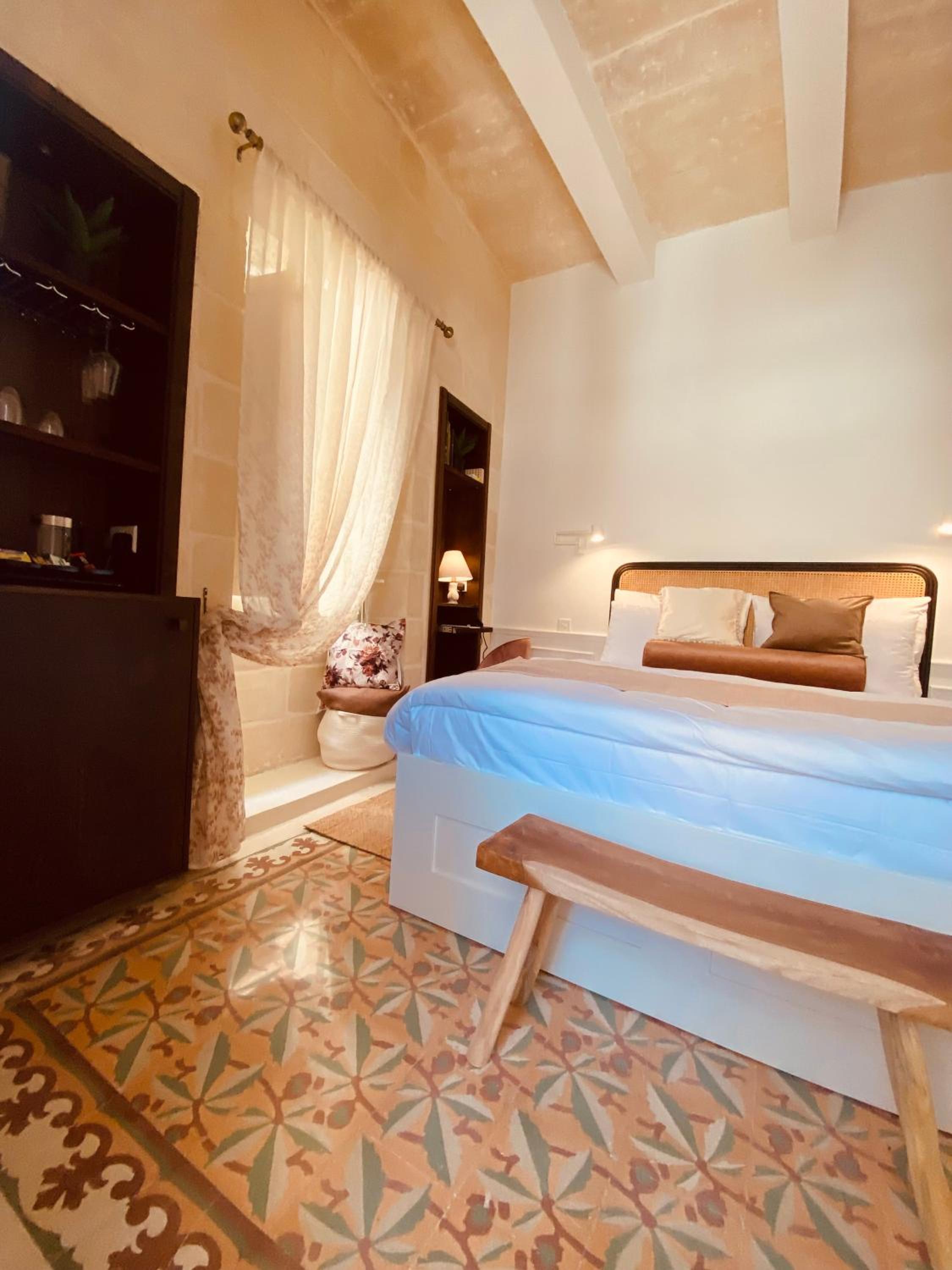 Deluxe Double Room with Balcony - Photo 17