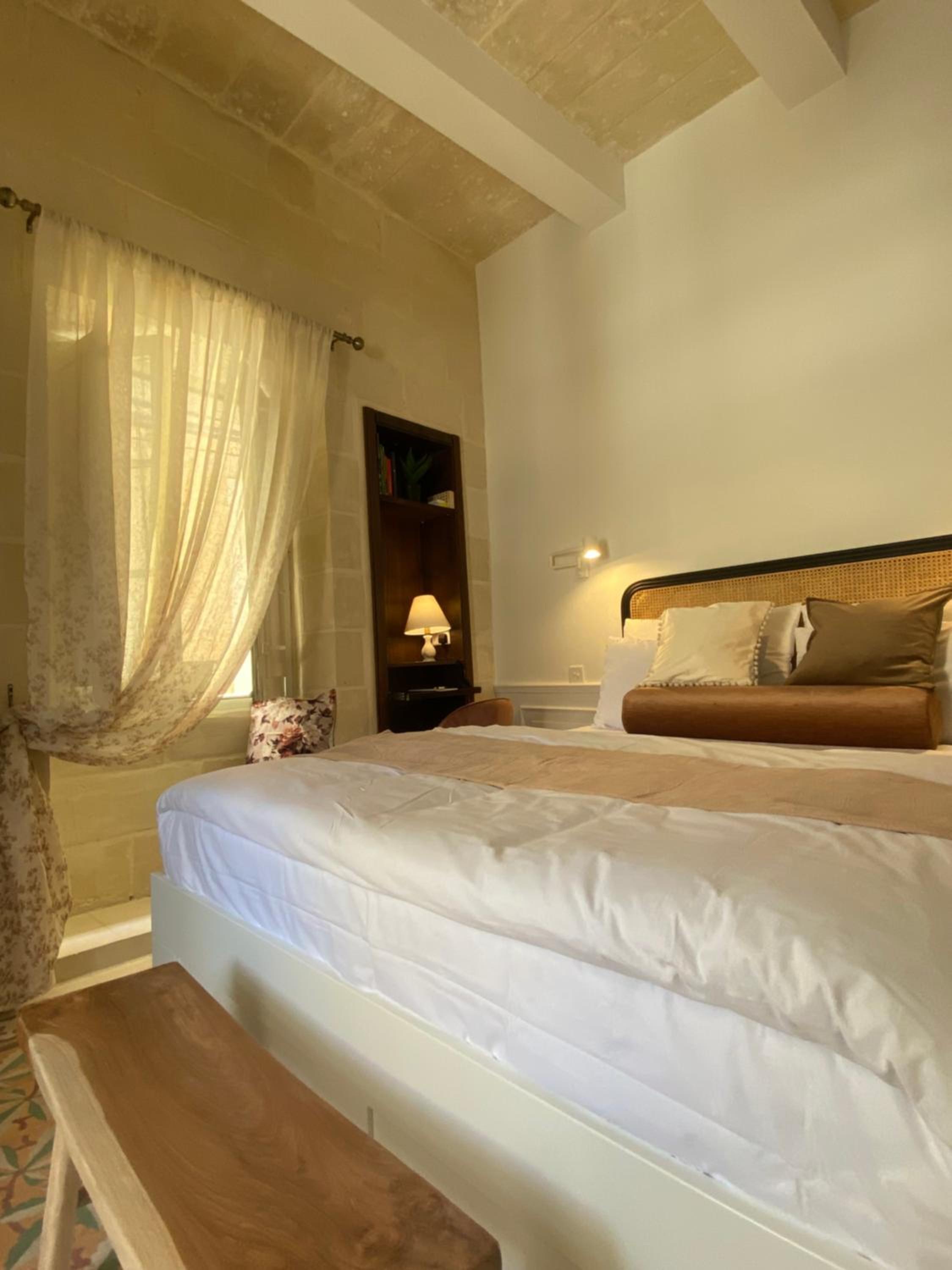 Deluxe Double Room with Balcony - Photo 18