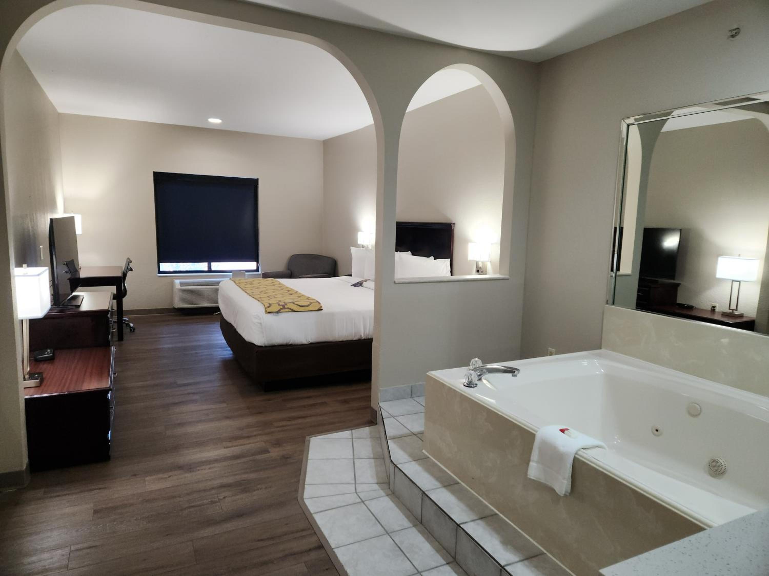 King Suite with Jetted Tub - Non-Smoking - Photo 3