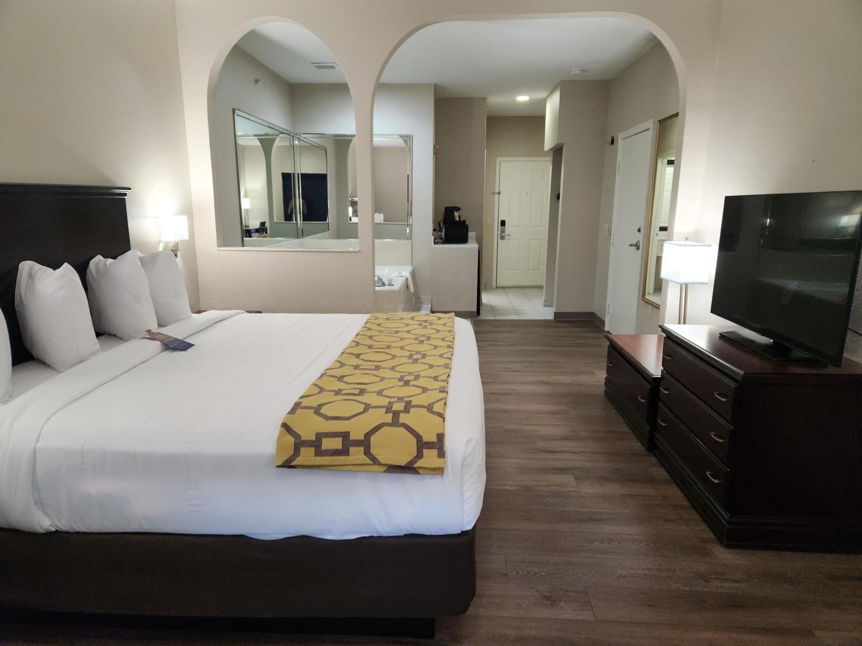 King Suite with Jetted Tub - Non-Smoking - Photo 6