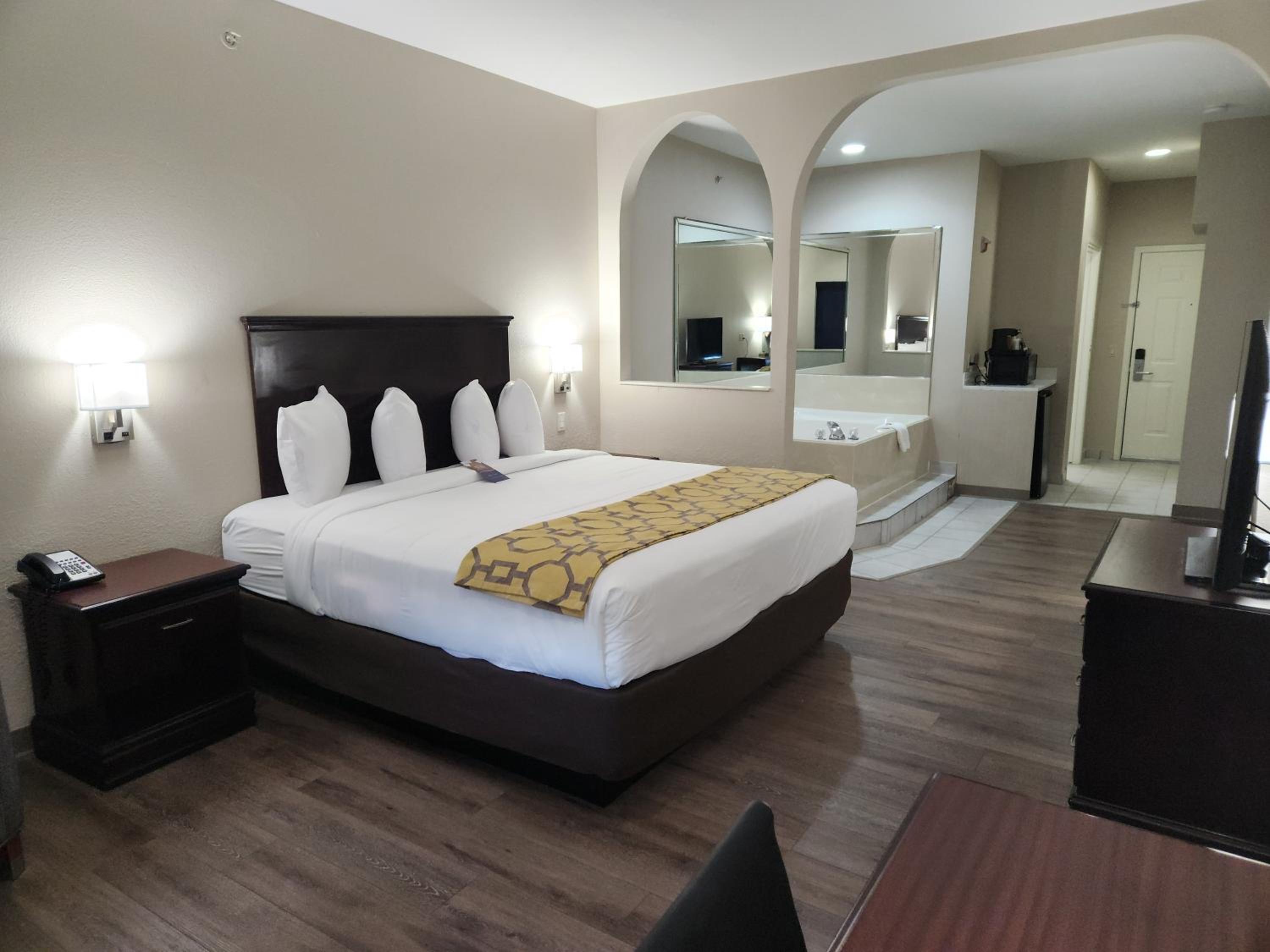 King Suite with Jetted Tub - Non-Smoking - Photo 2