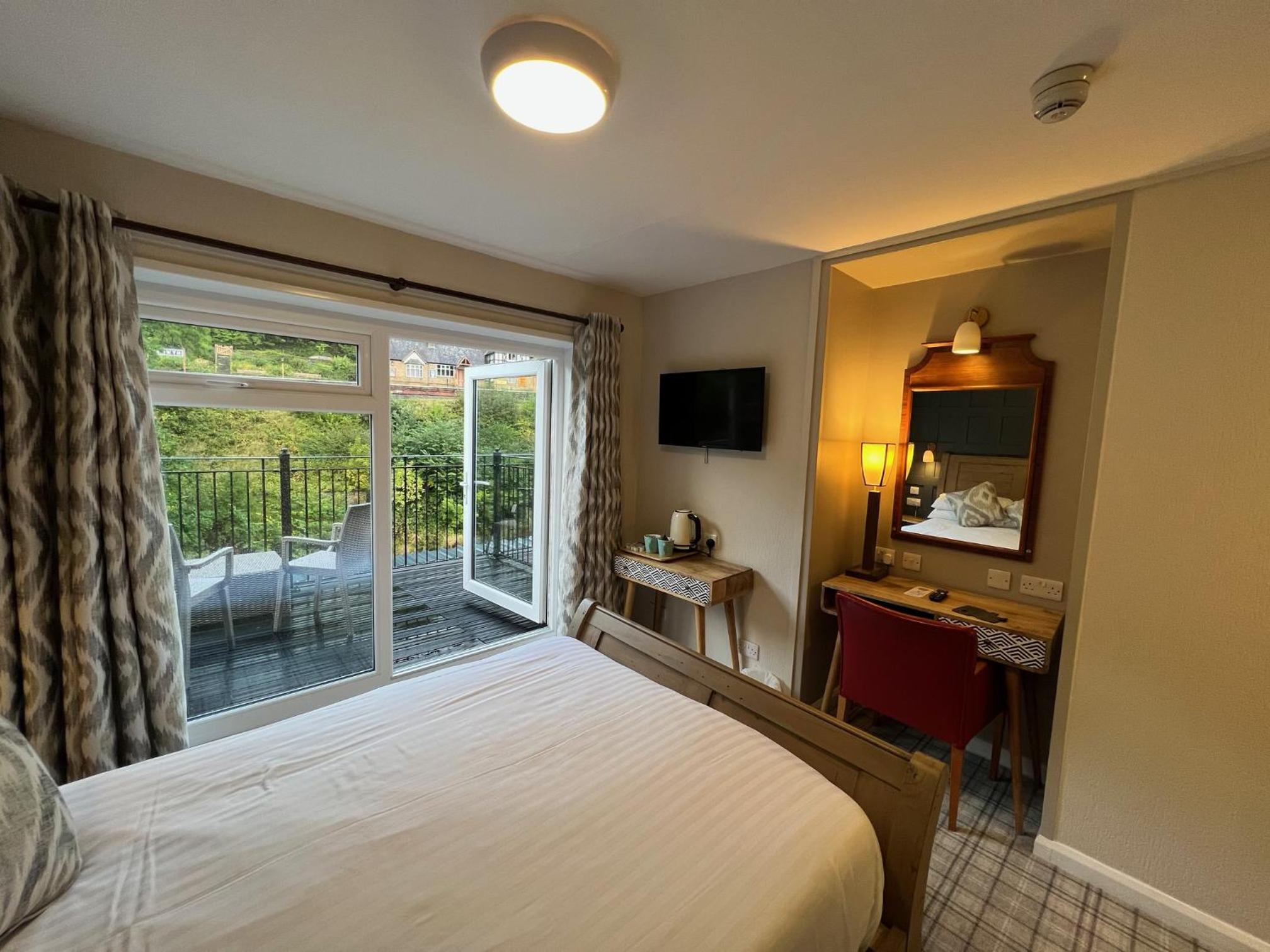 Double Room with Balcony - Photo 14