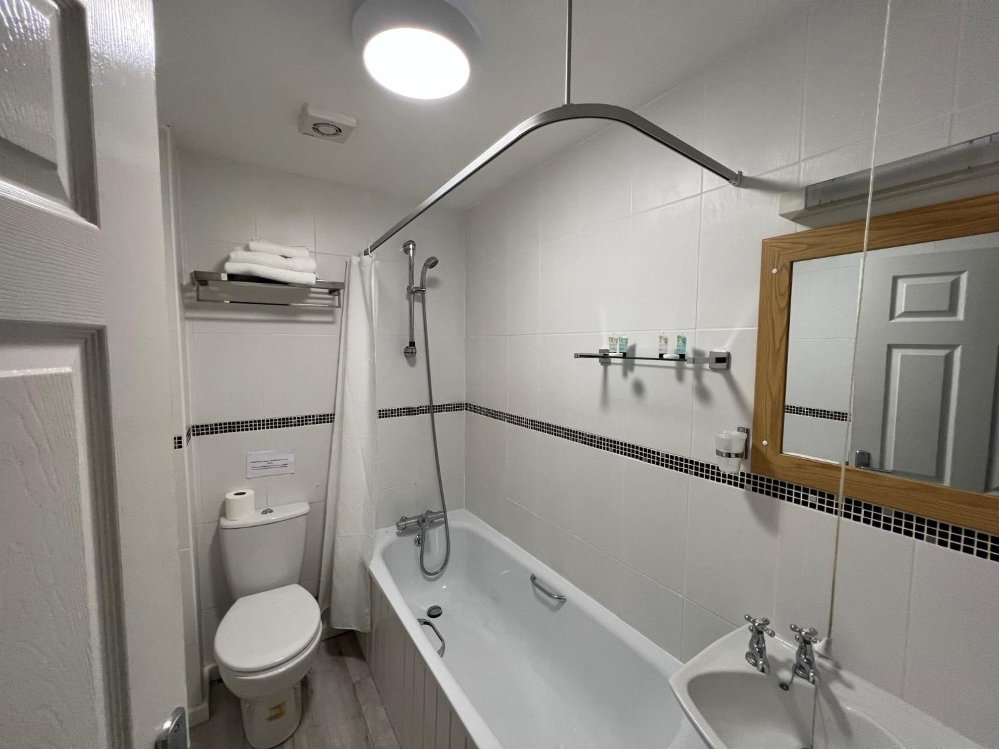 Double Room with Balcony - Photo 16
