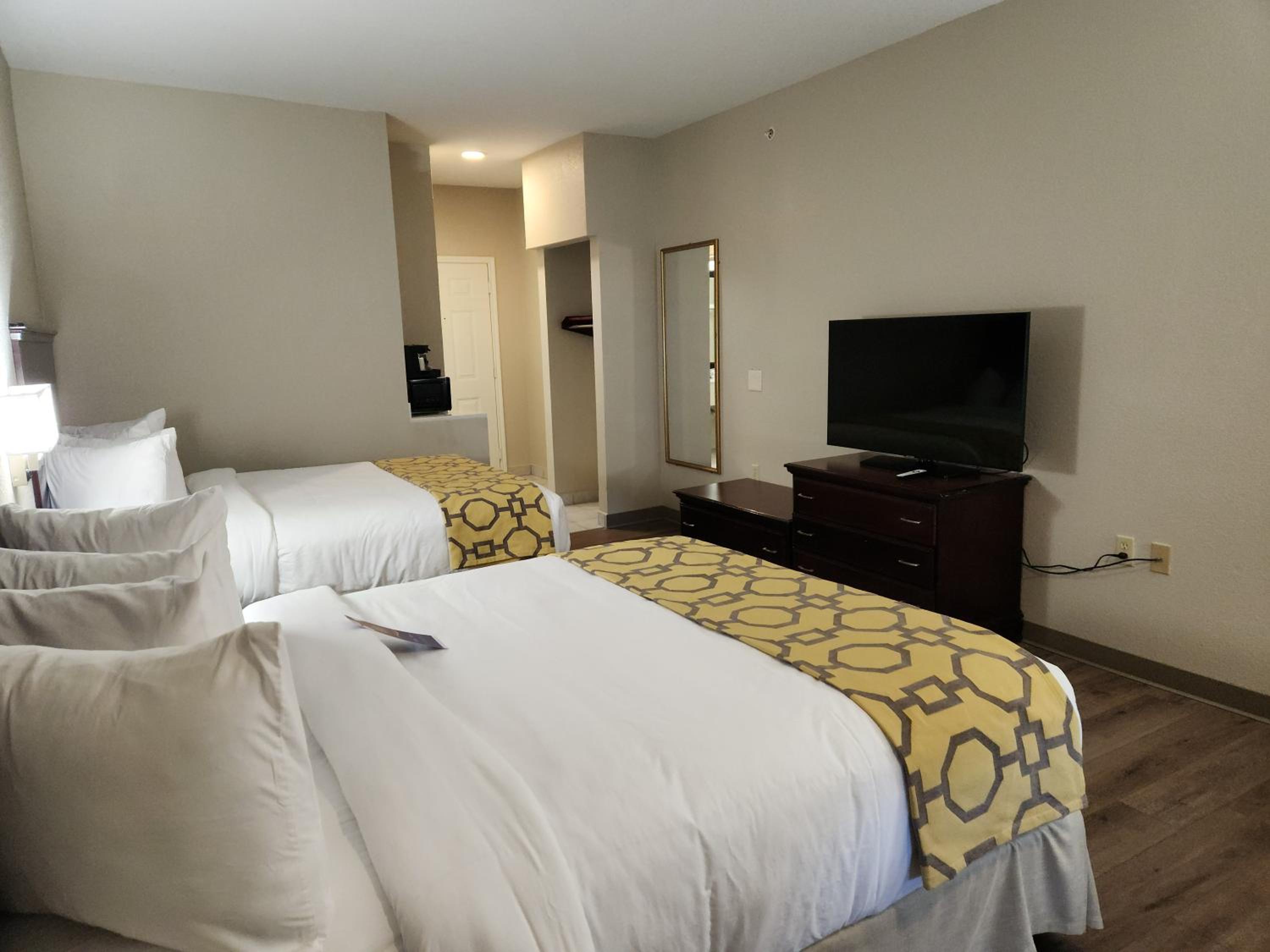 Queen Room with Two Queen Beds - Non-Smoking - Photo 2
