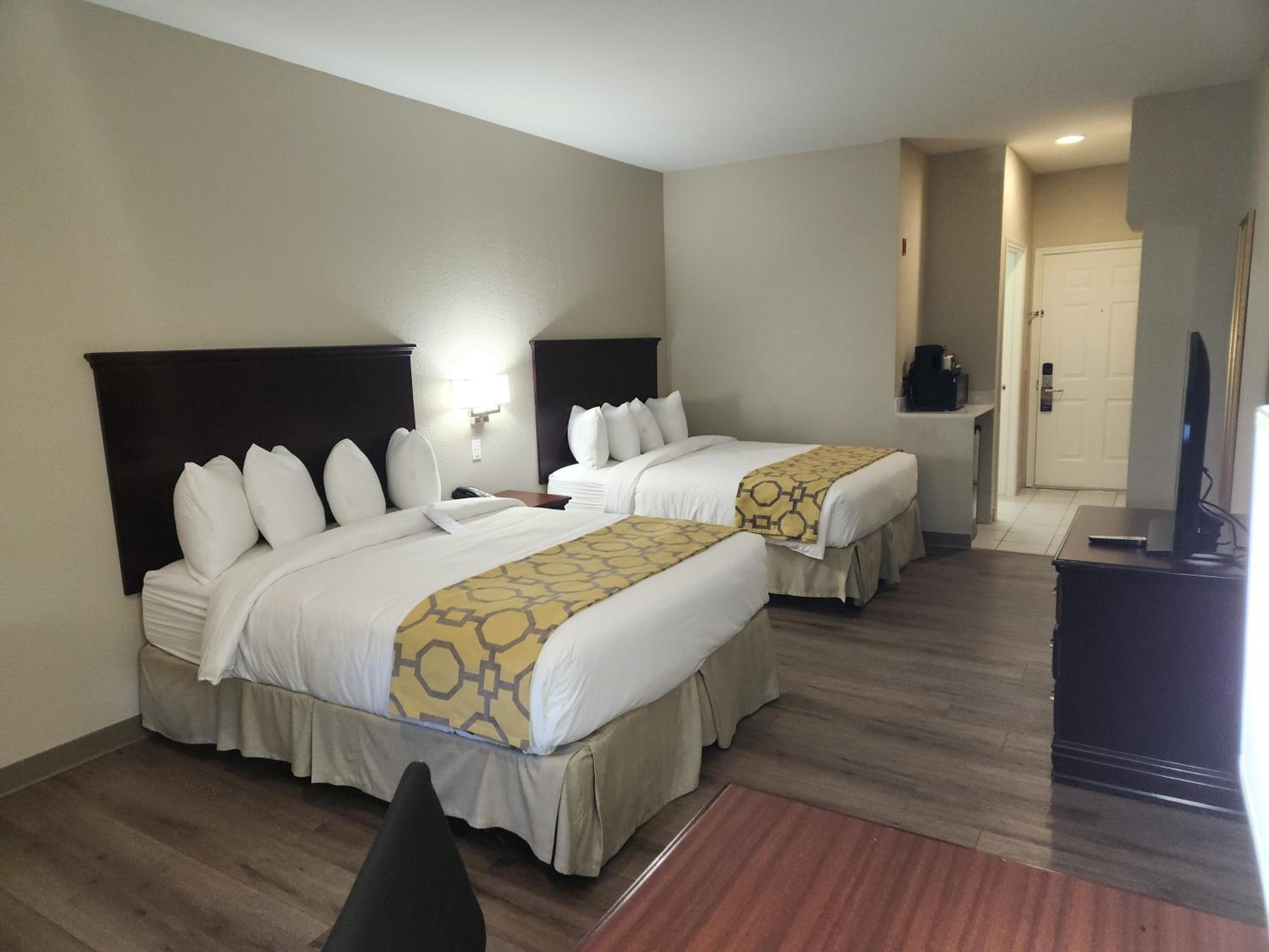 Queen Room with Two Queen Beds - Non-Smoking - Photo 7