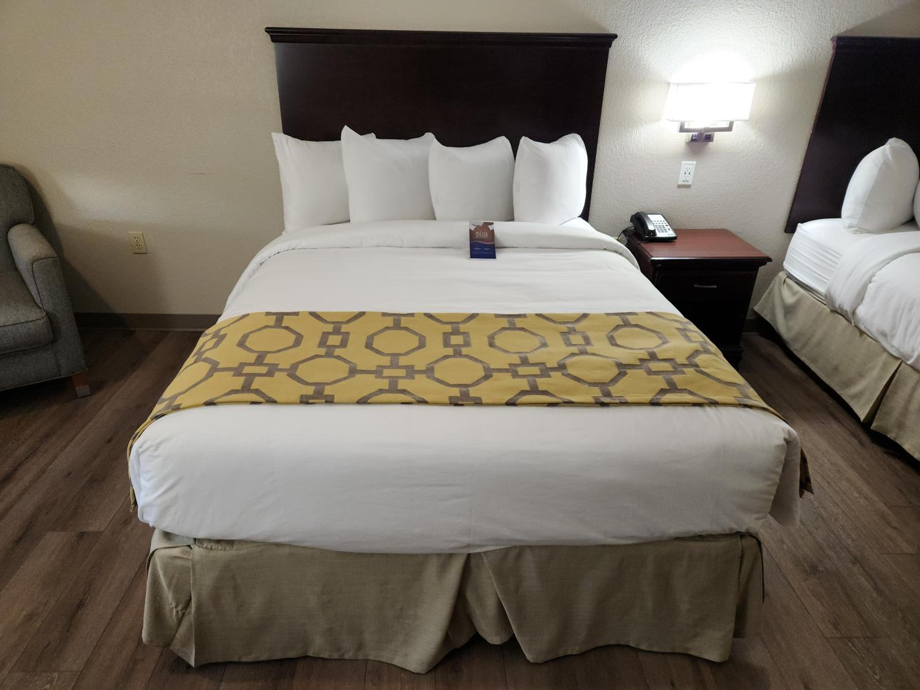 Queen Room with Two Queen Beds - Non-Smoking - Photo 5