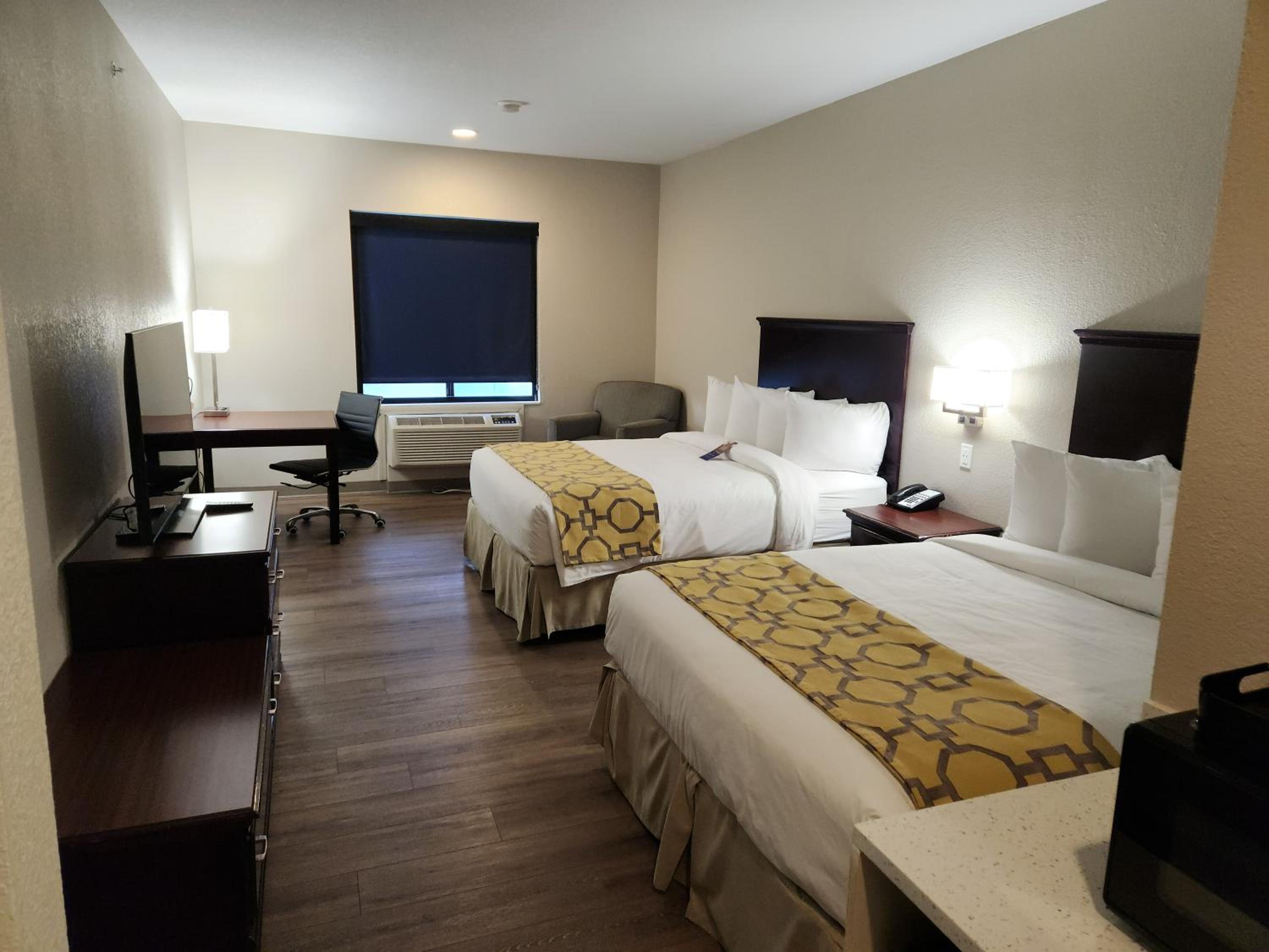 Queen Room with Two Queen Beds - Non-Smoking - Photo 3