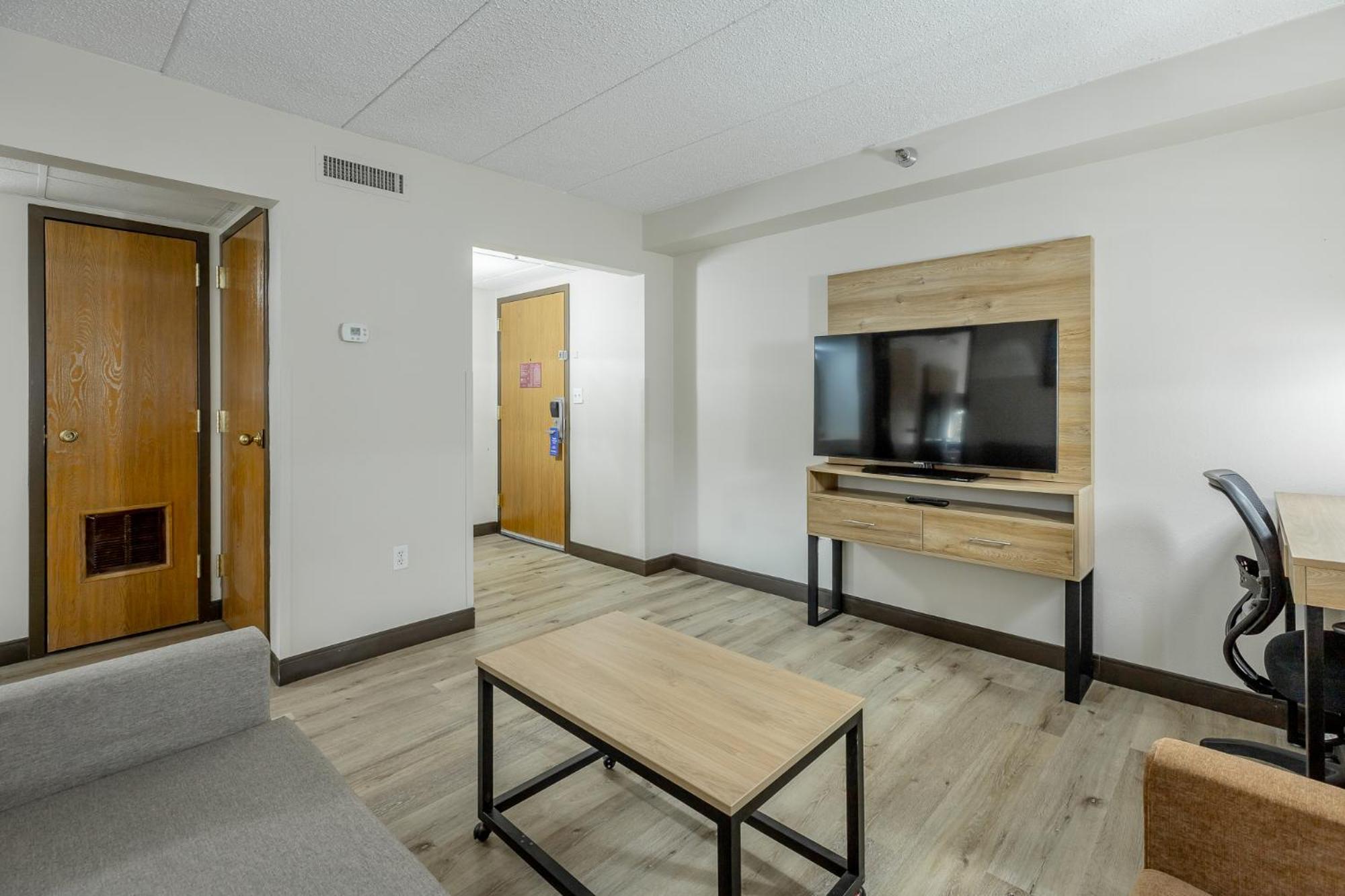 Double Suite with Two Double Beds and Sofa Bed - Non Smoking - Photo 2