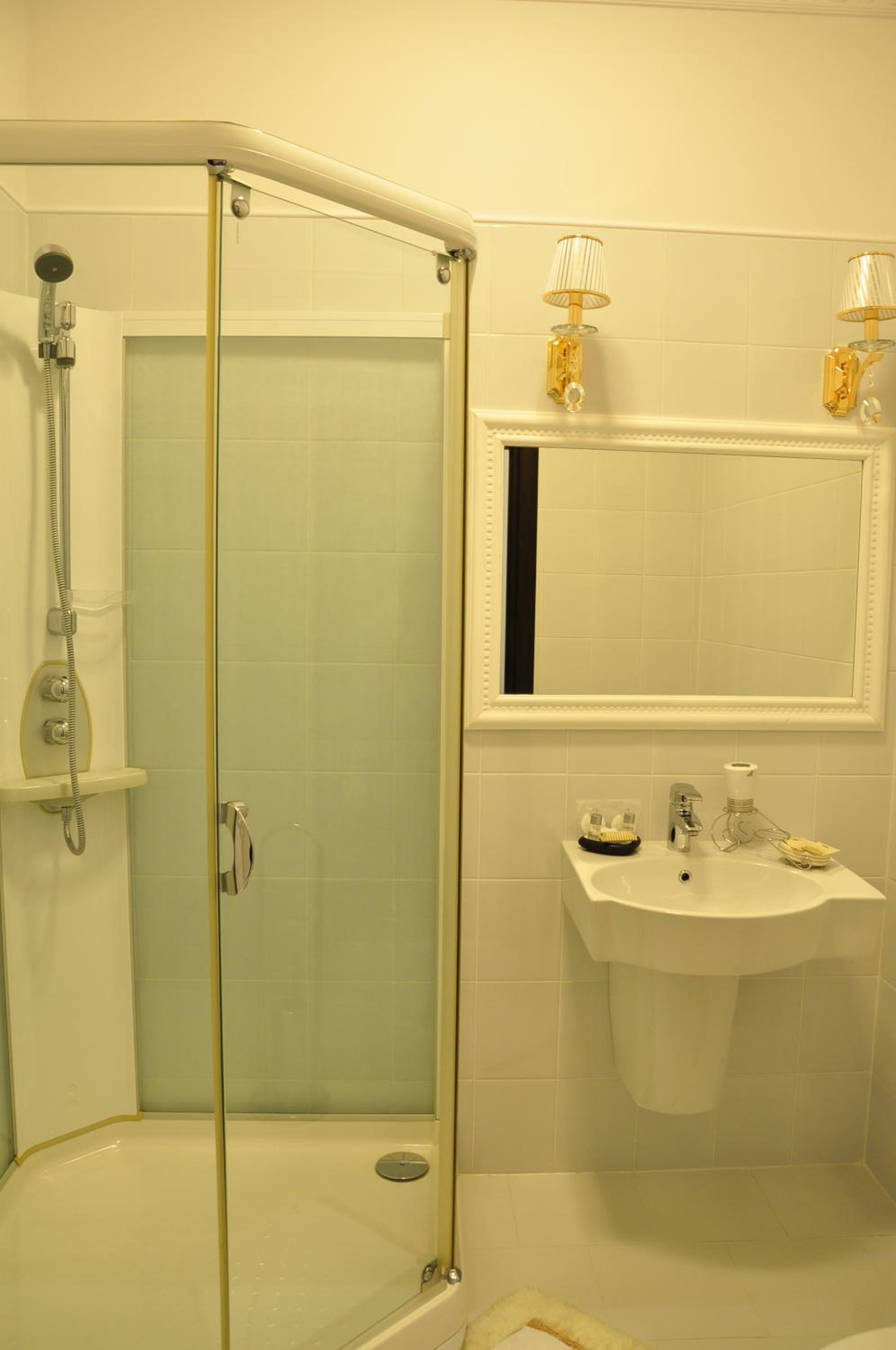 Deluxe Double Room with Balcony photo 3
